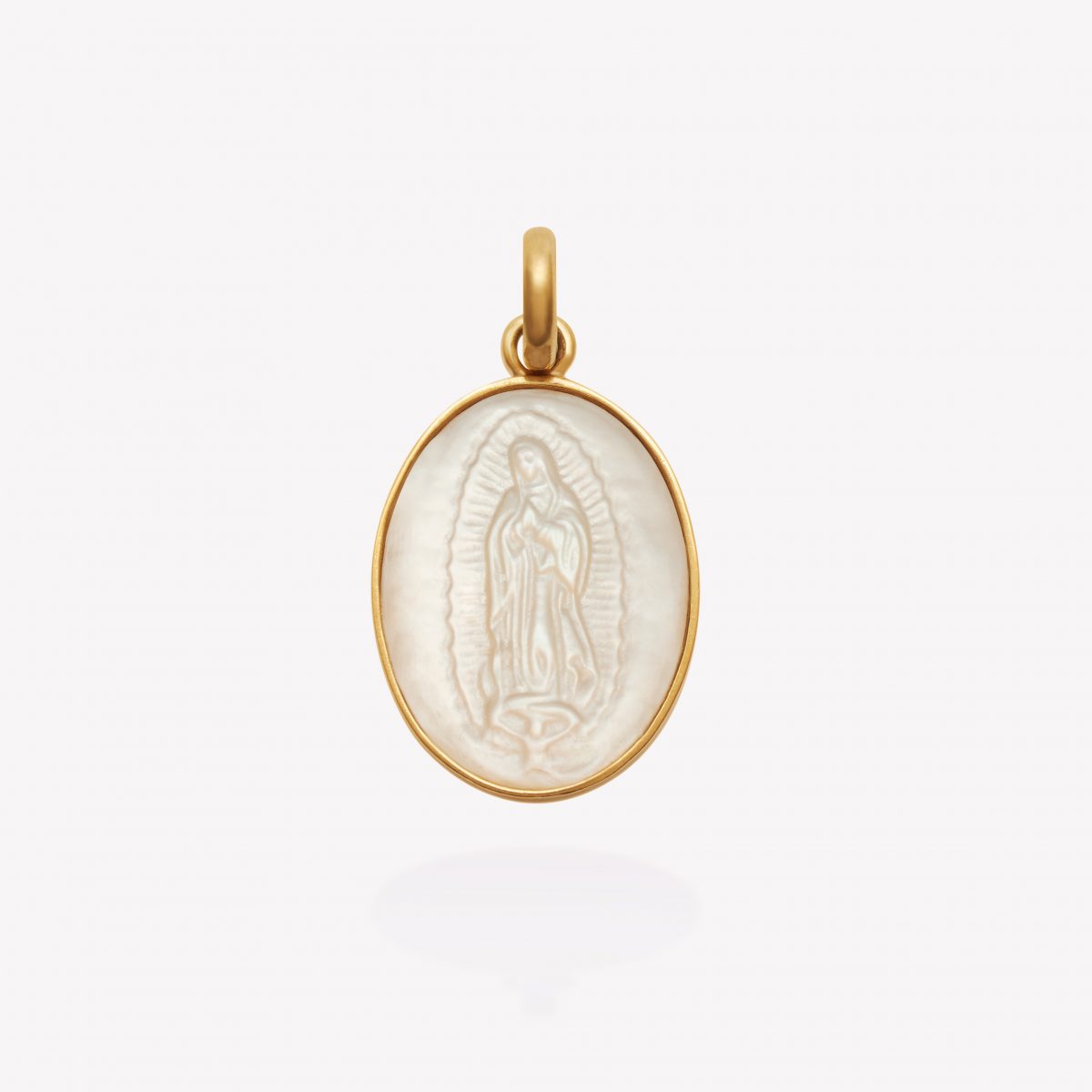 Dije oval nacar Virgen de Guadalupe