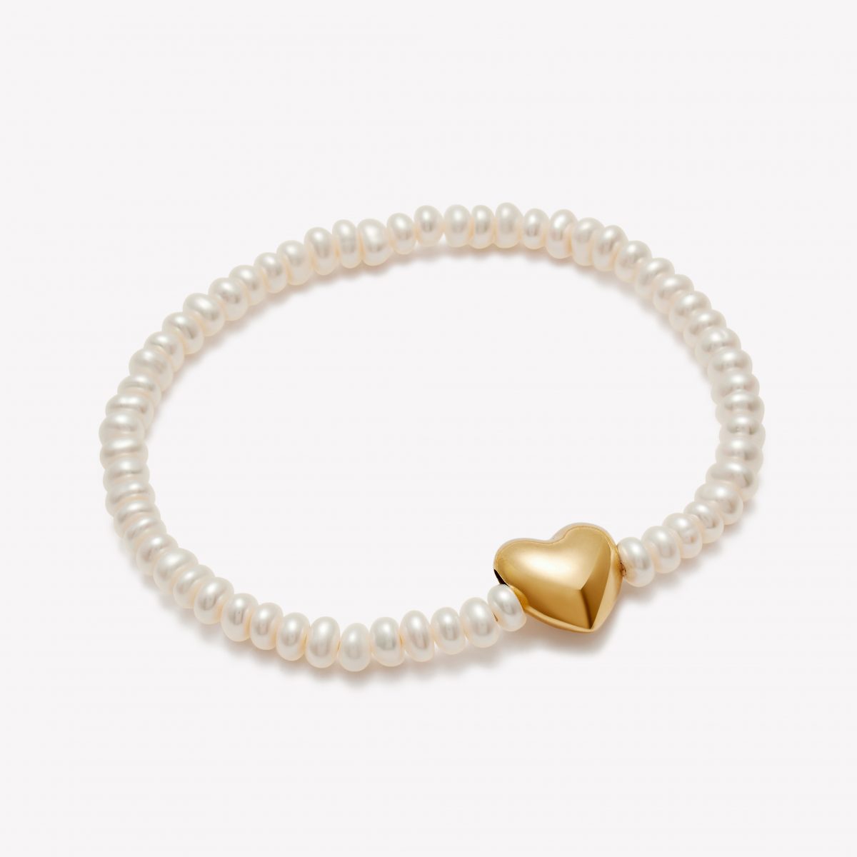 Pulsera de perlas con corazón embutido