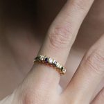 Anillo oro 18k amarillo, Circonios y Zafiro Azul.