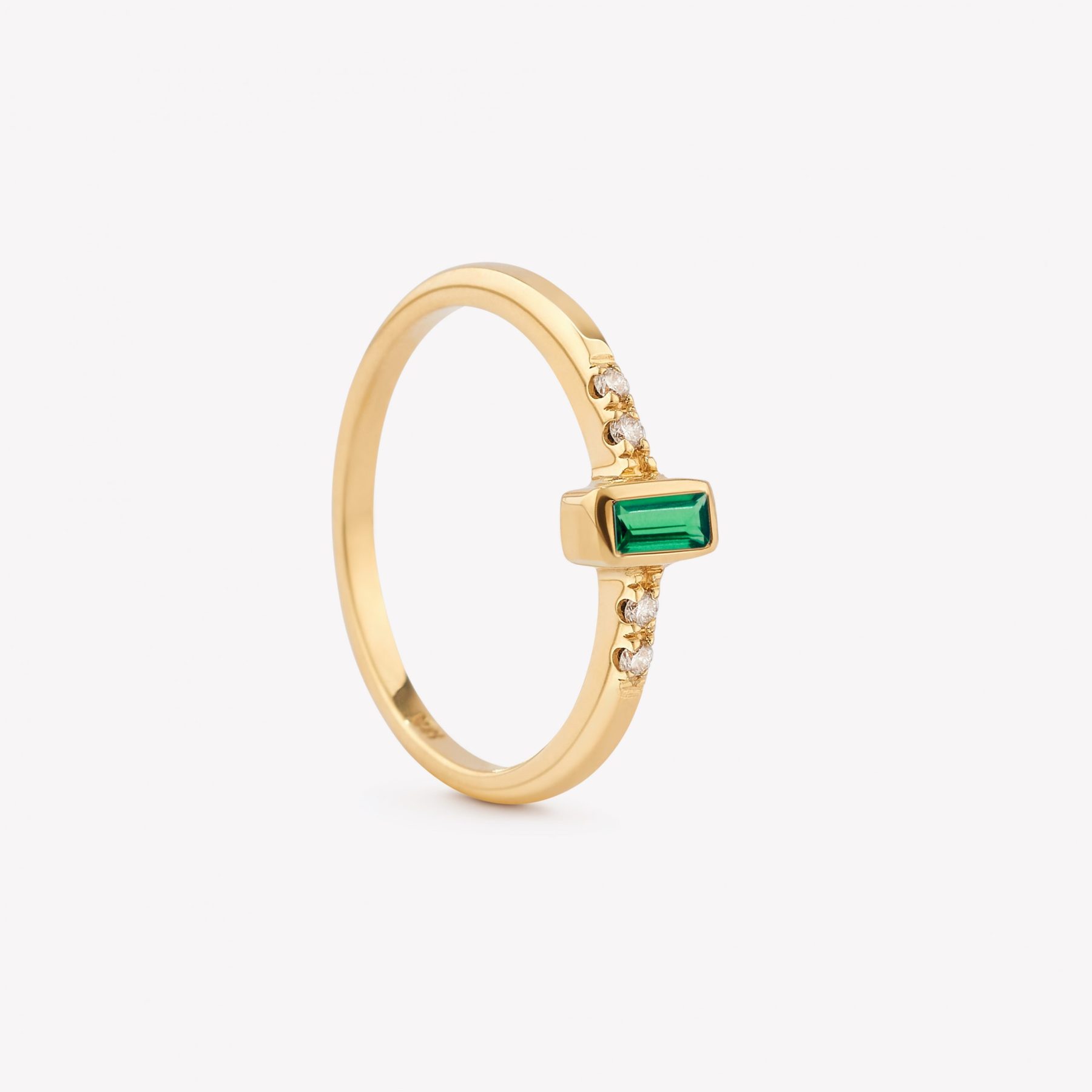 Anillo oro 18k amarillo, Esmeralda Natural Baguette y Brillantes.