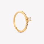 Anillo 18k amarillo, con Moissanita.