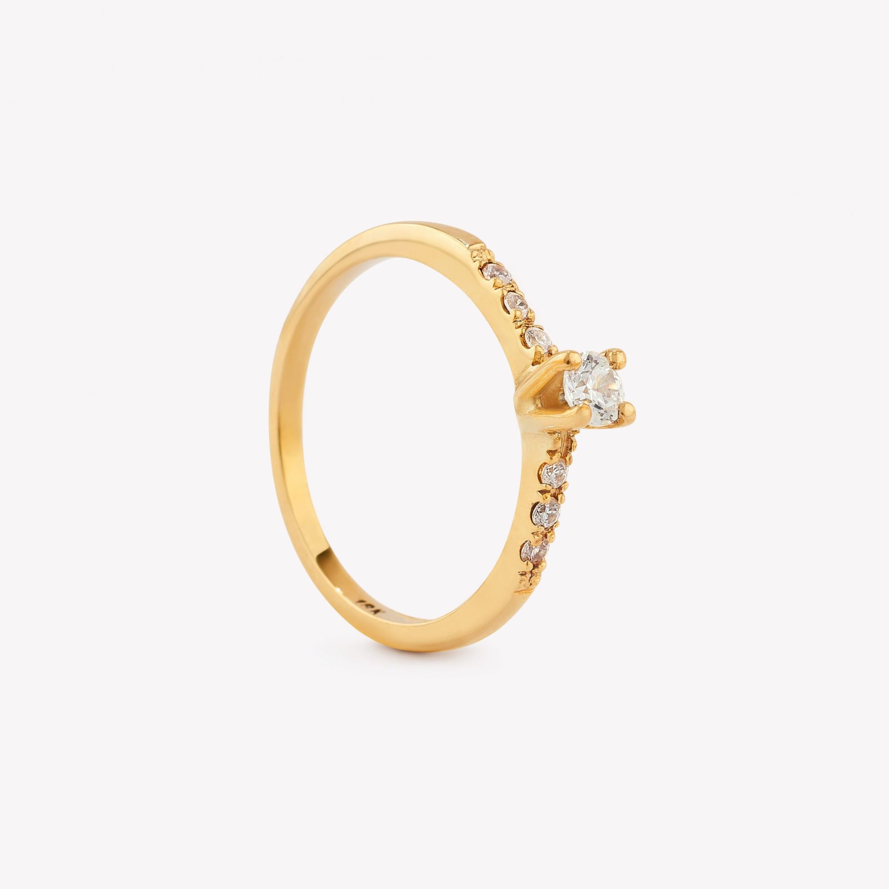 Anillo 18k amarillo, con Moissanita.