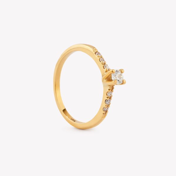 Anillo 18k amarillo, con Moissanita.