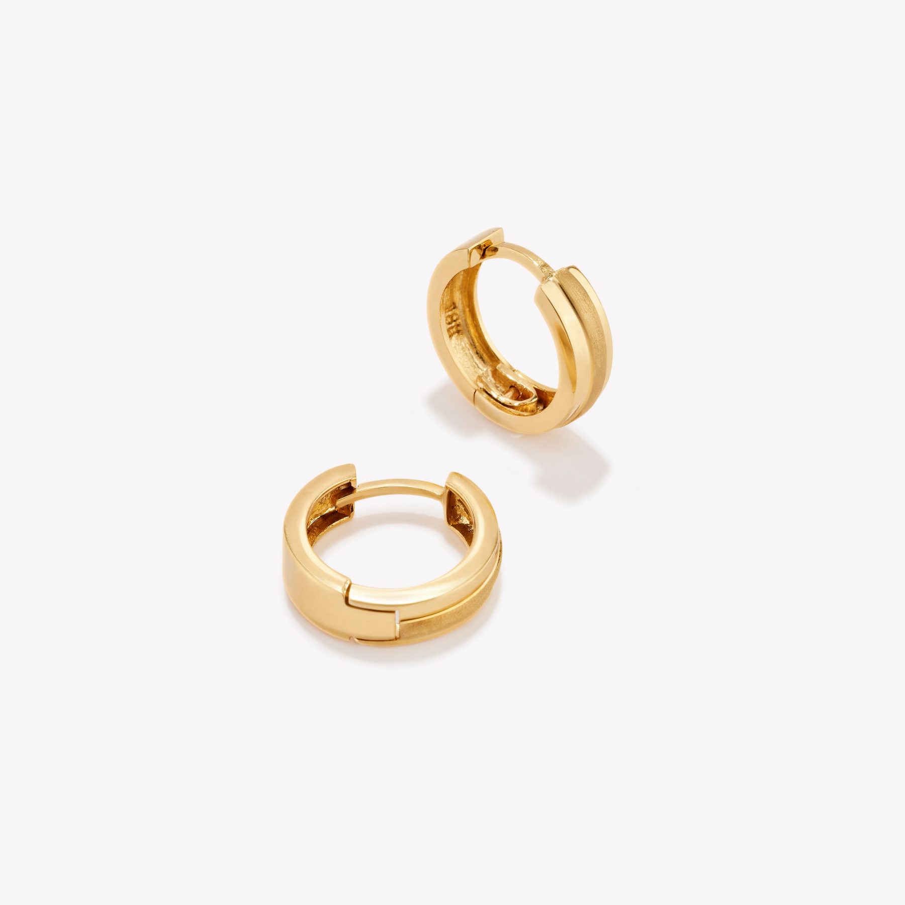 Argollas oro 18k. amarillo, cinta con Satinado al Centro.
