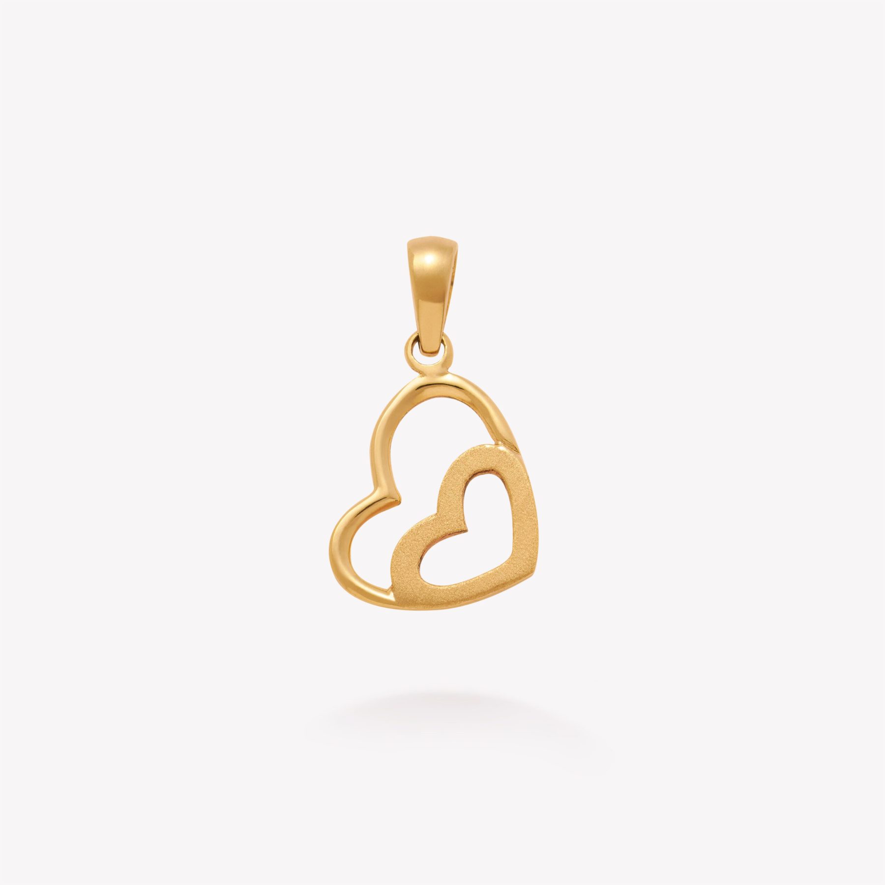 Dije oro 18k amarillo, Corazón Doble con Arenado.