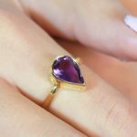 Anillo oro 18k amarillo, Amatista Gota con Galeria.