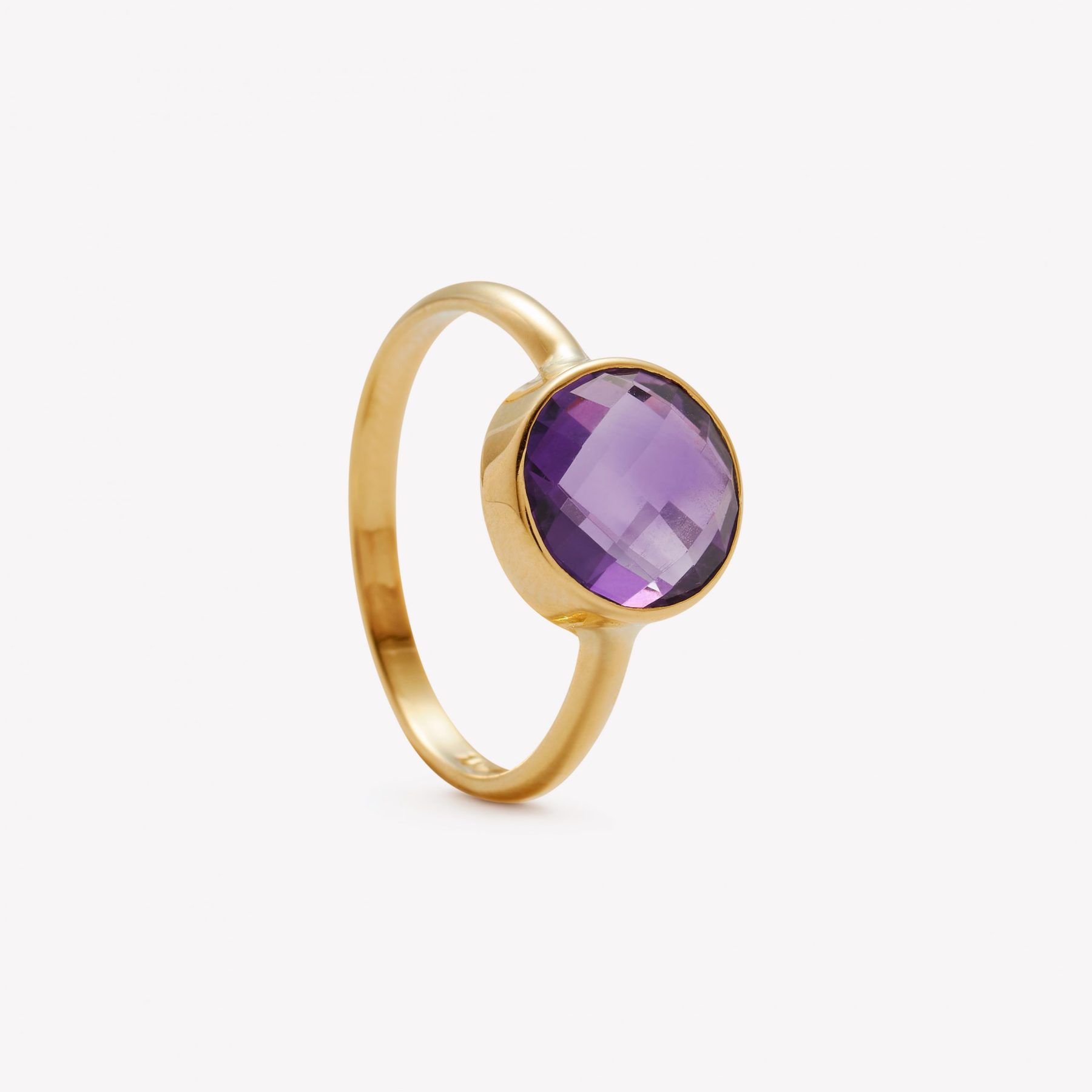 Anillo oro 18k amarillo, Amatista de 9mm biselado.