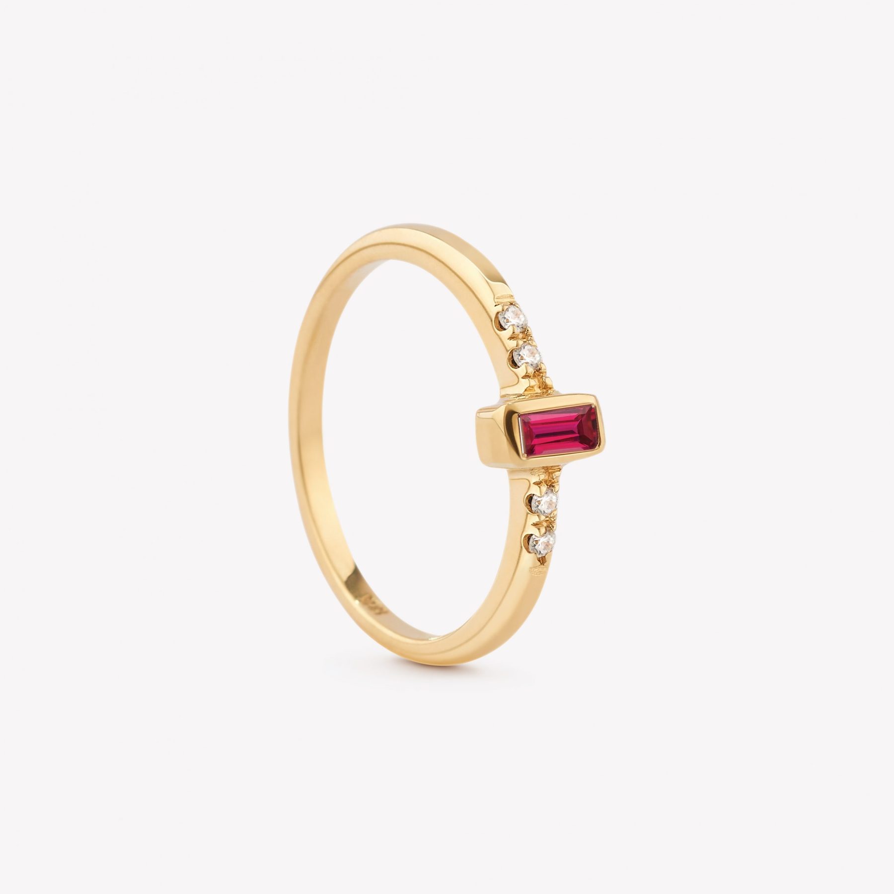 Anillo oro 18k amarillo, Rubí Baguette.