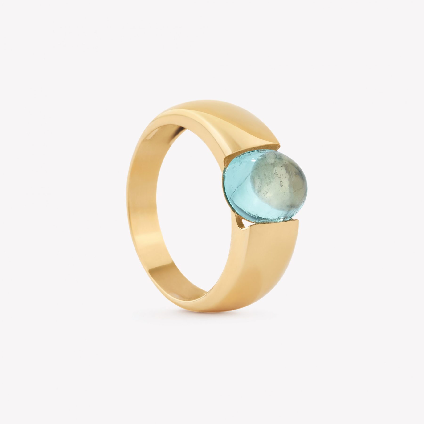 Anillo oro 18k amarillo, Topacio Azul Cabuchón.