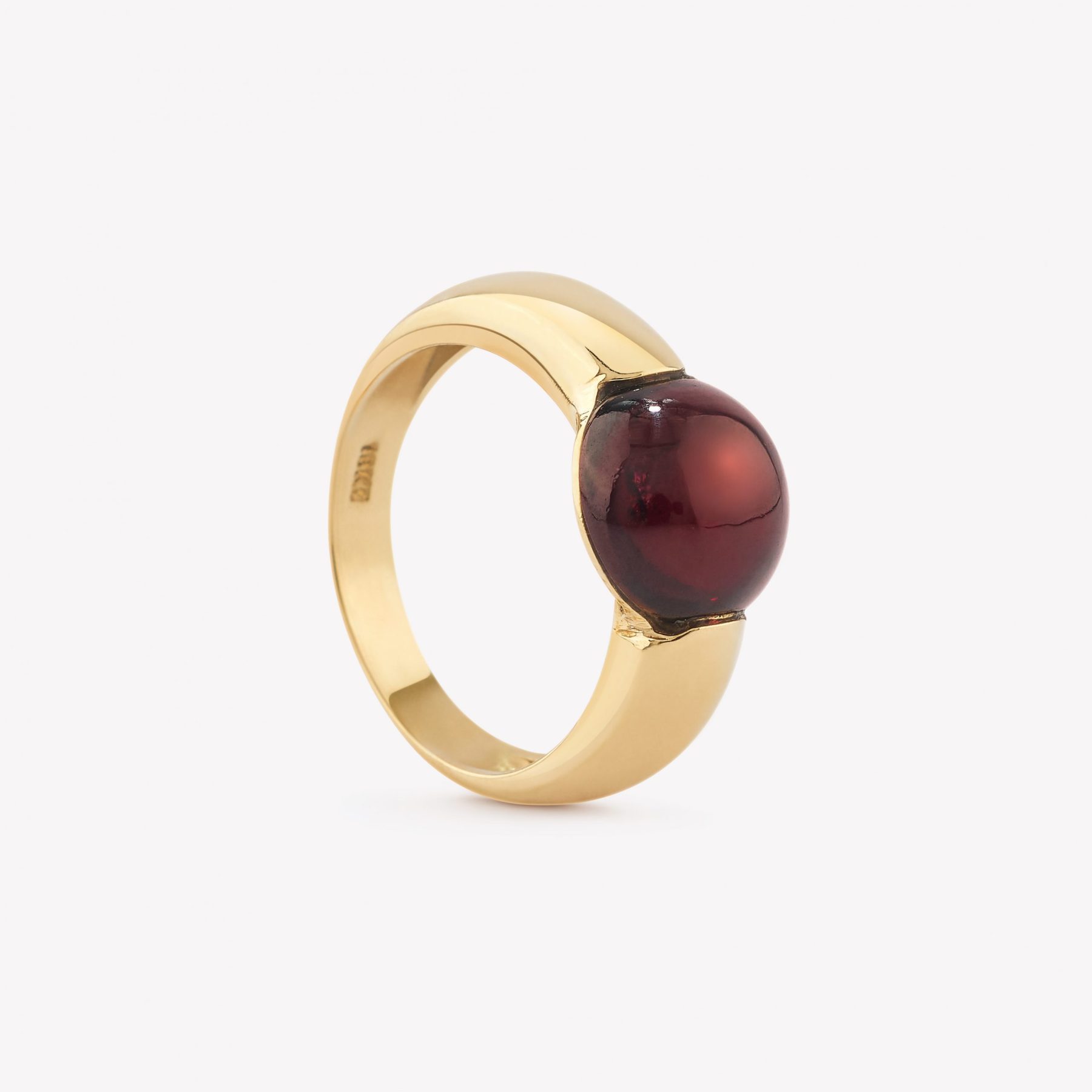 Anillo oro 18k amarillo, Granate Cabuchón.