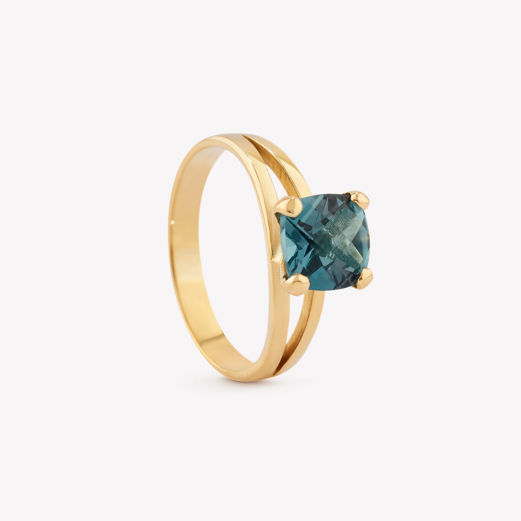 Anillo oro 18k amarillo, Topacio Azul corte briolette