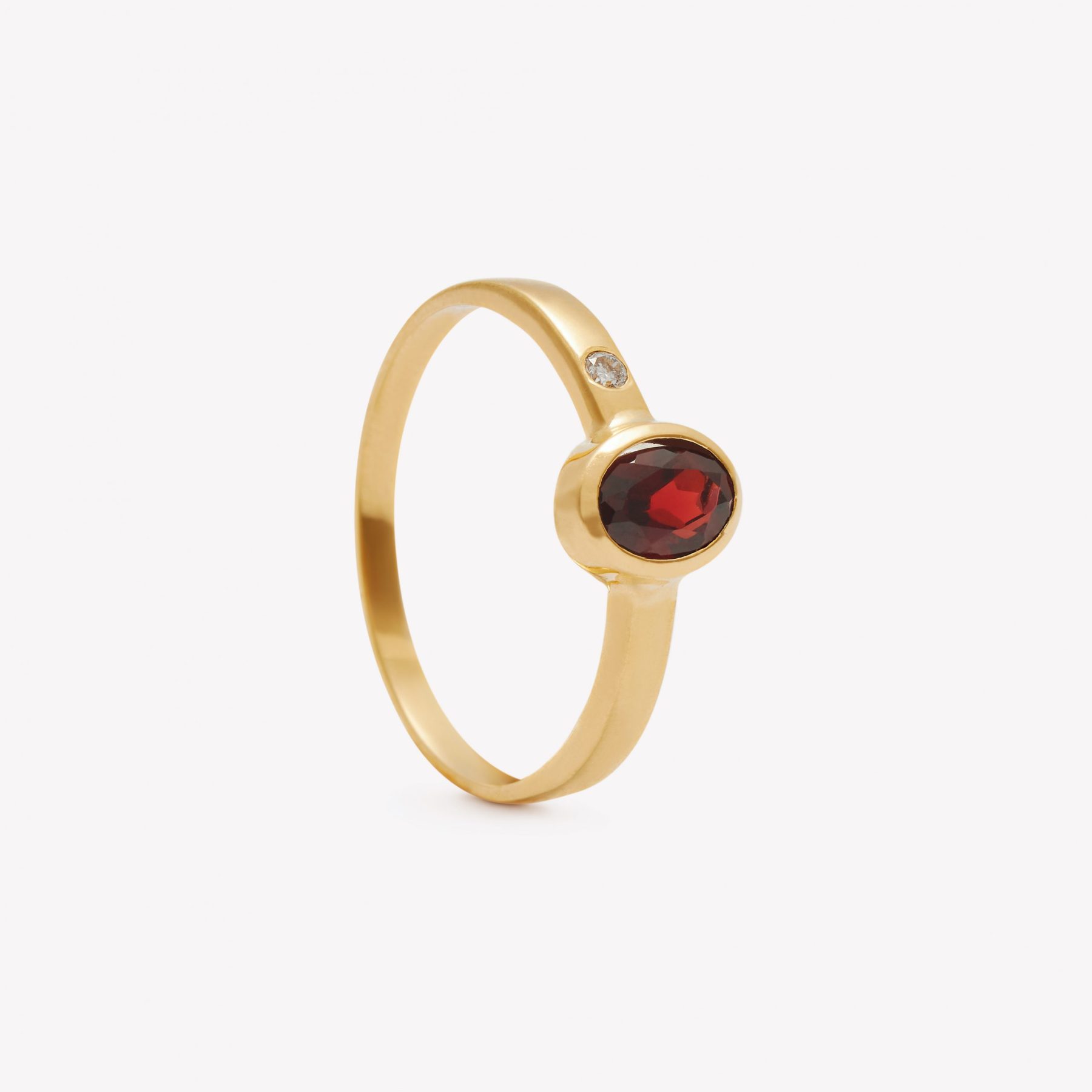 Anillo oro 18k amarillo, cabuchón Granate Oval.