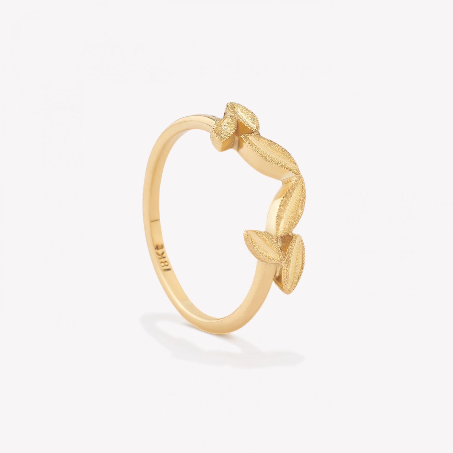 Anillo oro 18k amarillo, Hojitas.