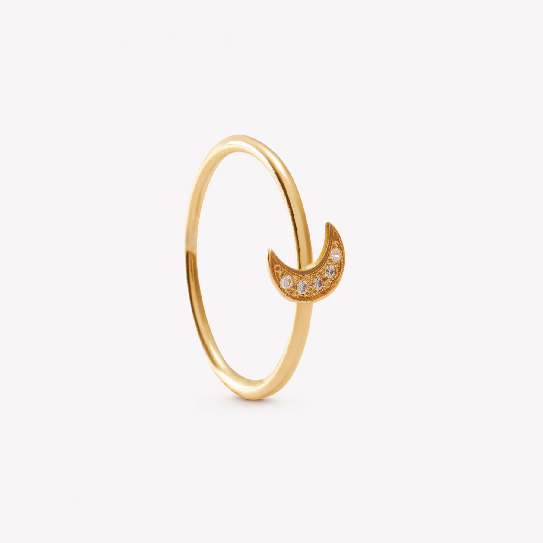 Anillo oro 18k amarillo, Media Luna con moissanitas.