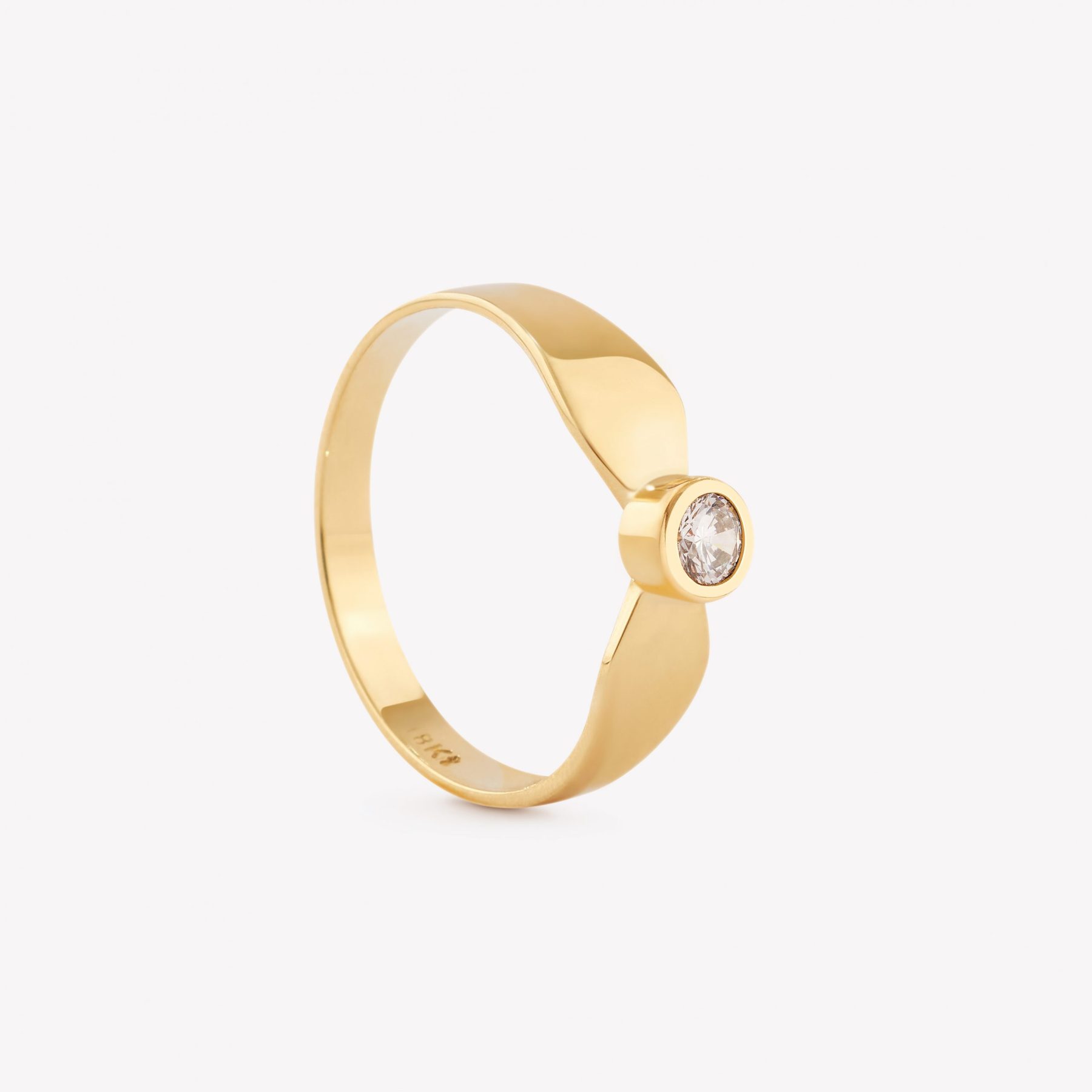 Anillo oro 18k amarillo, Biselado con Moissanite.