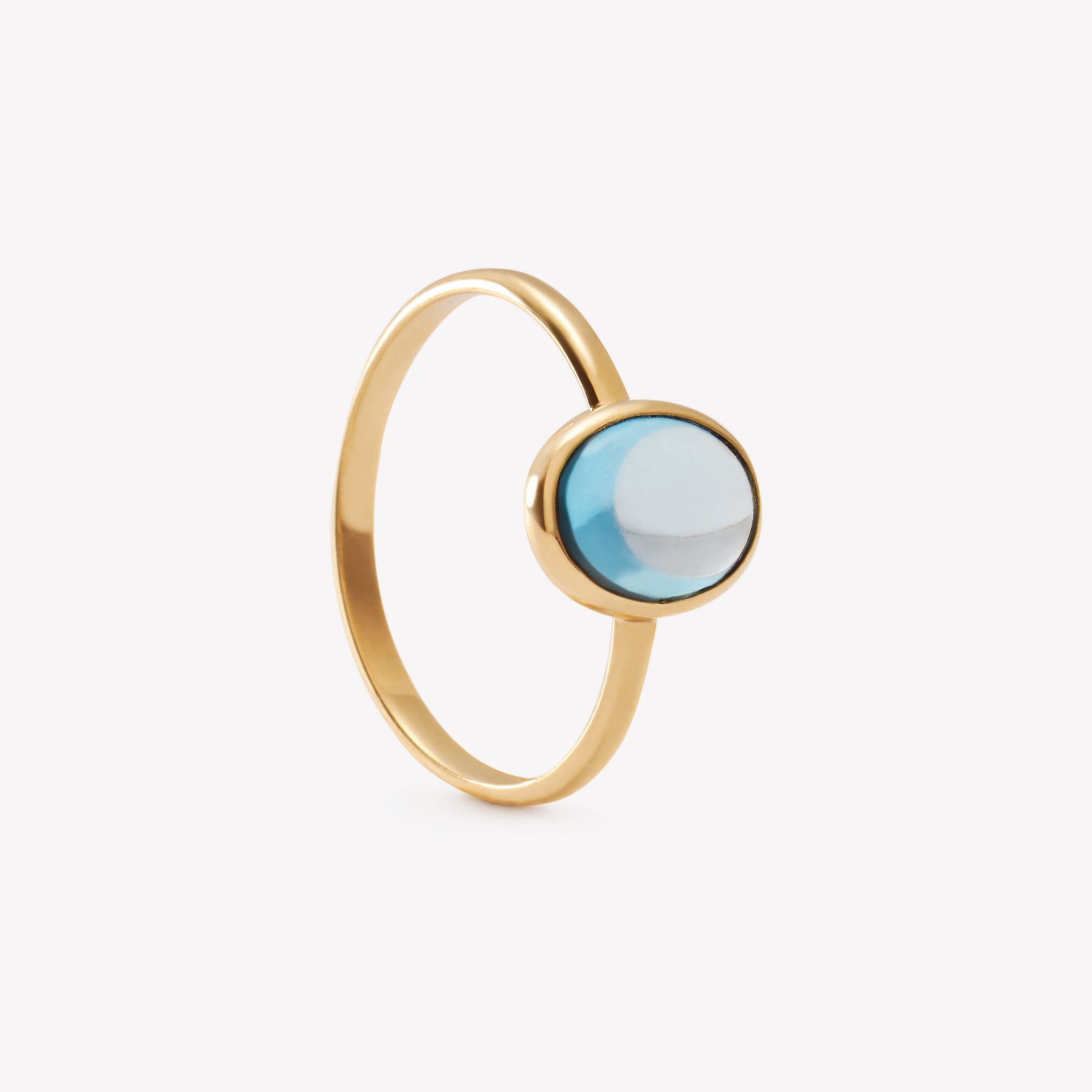 Anillo oro 18k amarillo, Topacio azul cabuchón.