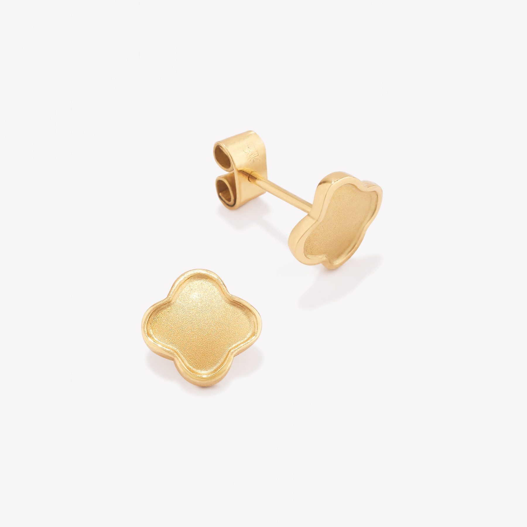 Aretes 18k amarillo, trébol arenado.