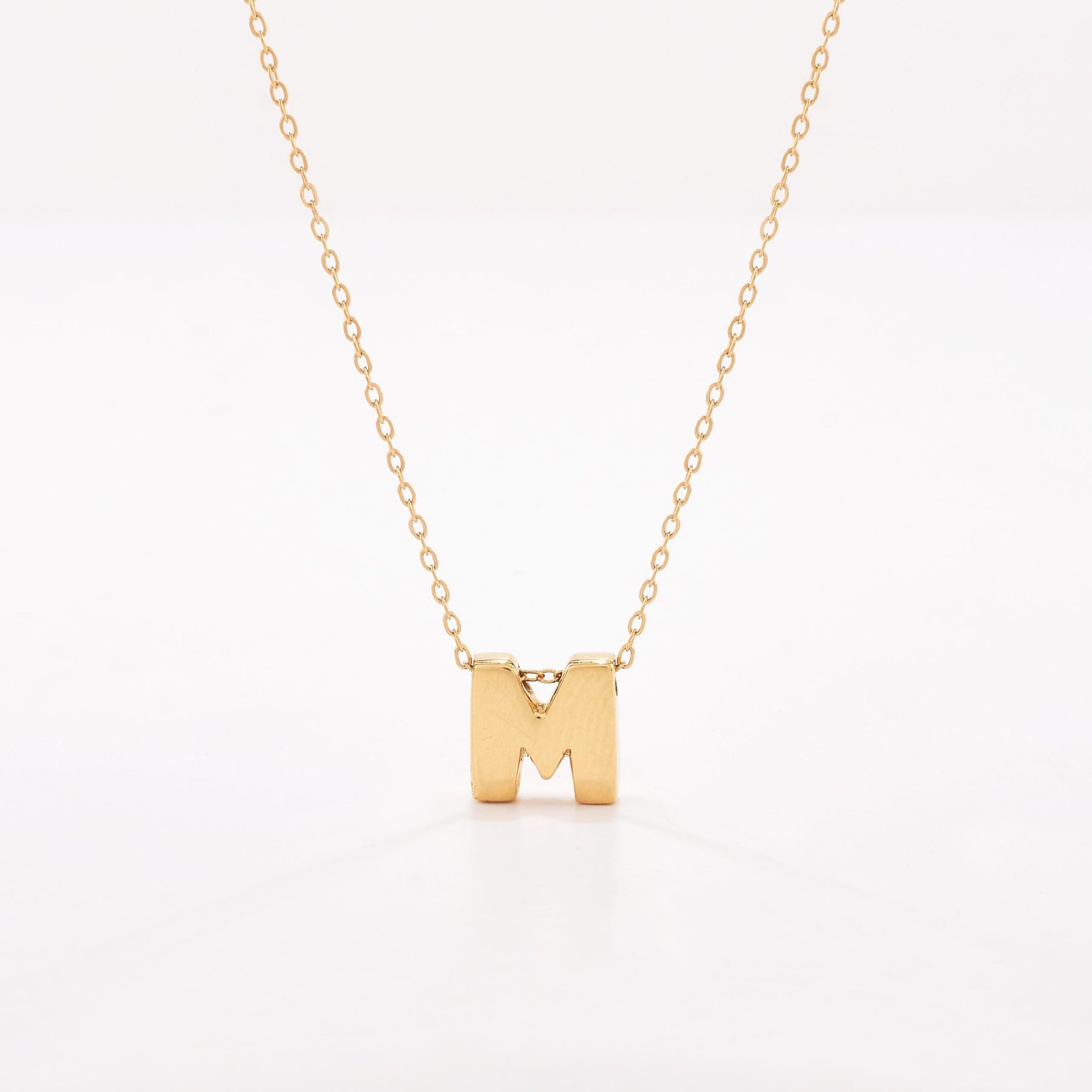 Cadena oro 18k amarillo, martillada 45cm. con Inicial M imprenta