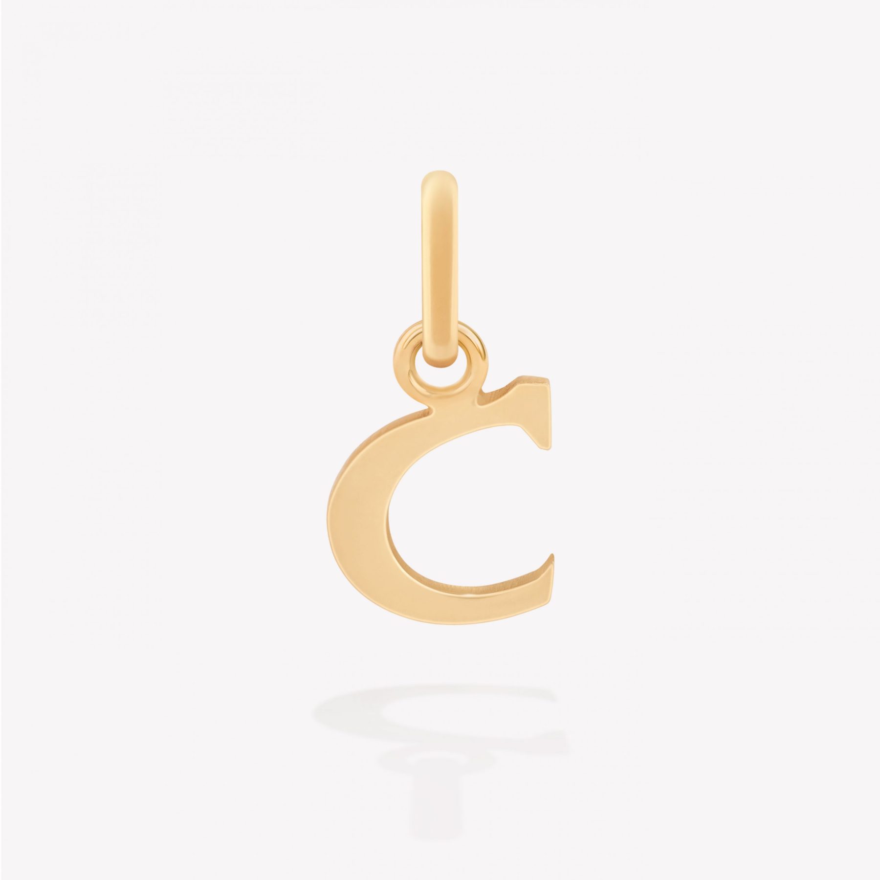 Dije oro18k amarillo, Inicial C lustrada.