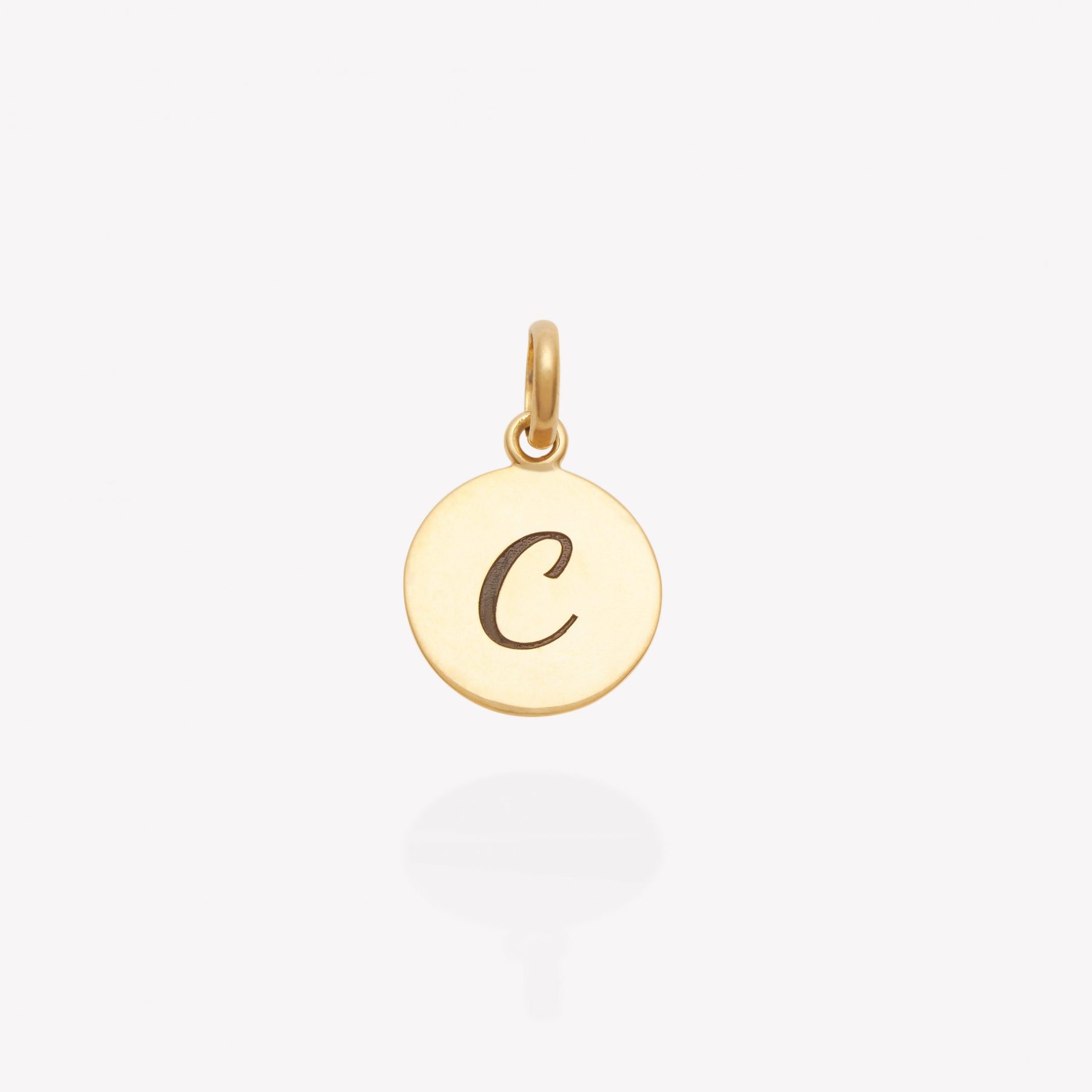 Placa oro 18k amarillo, redonda 1.2 cm. con inicial C.