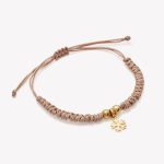 Pulsera con macrame y dije Copo de Nieve en oro 18k amarillo.