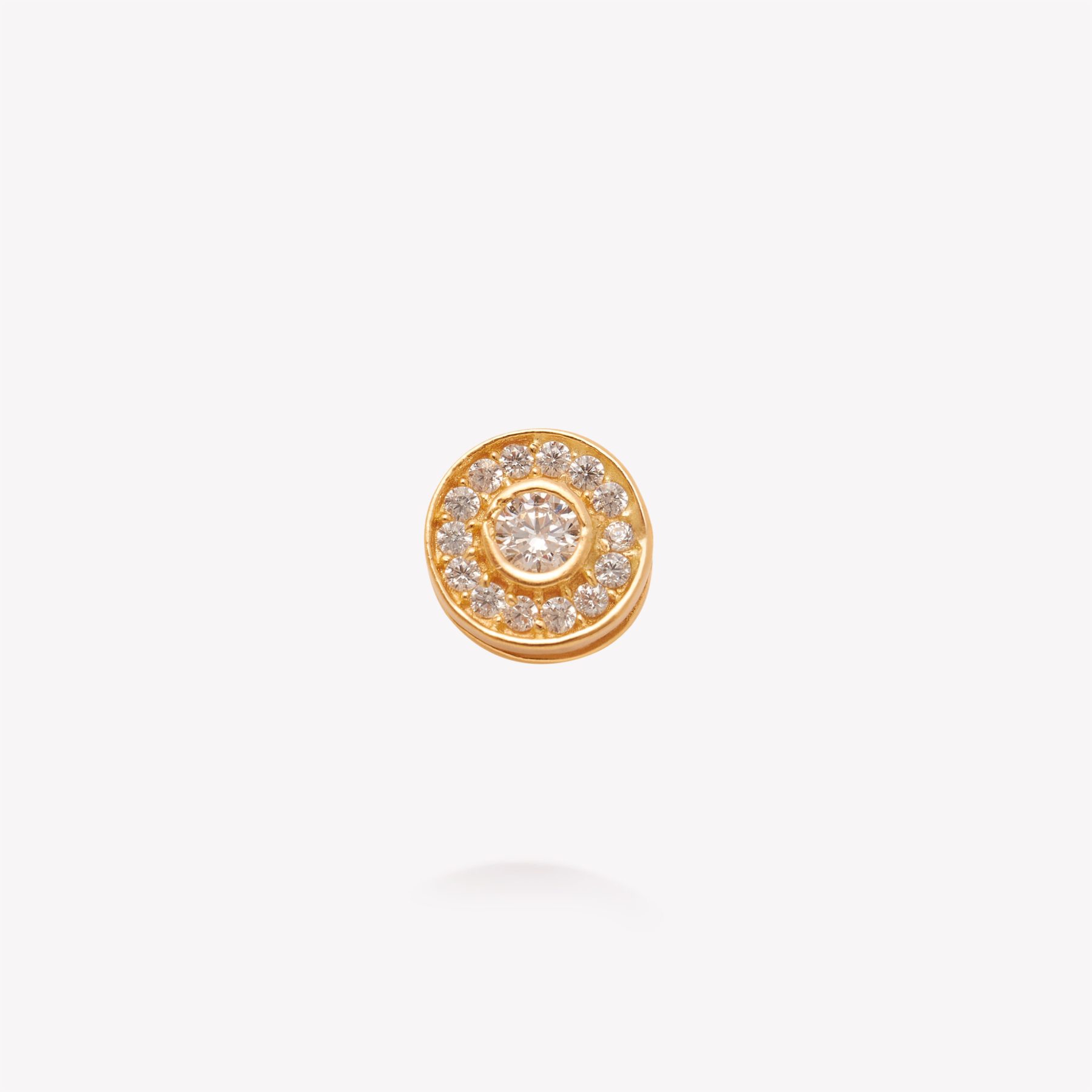 Punto oro 18k amarillo, luce redondo con circonios.