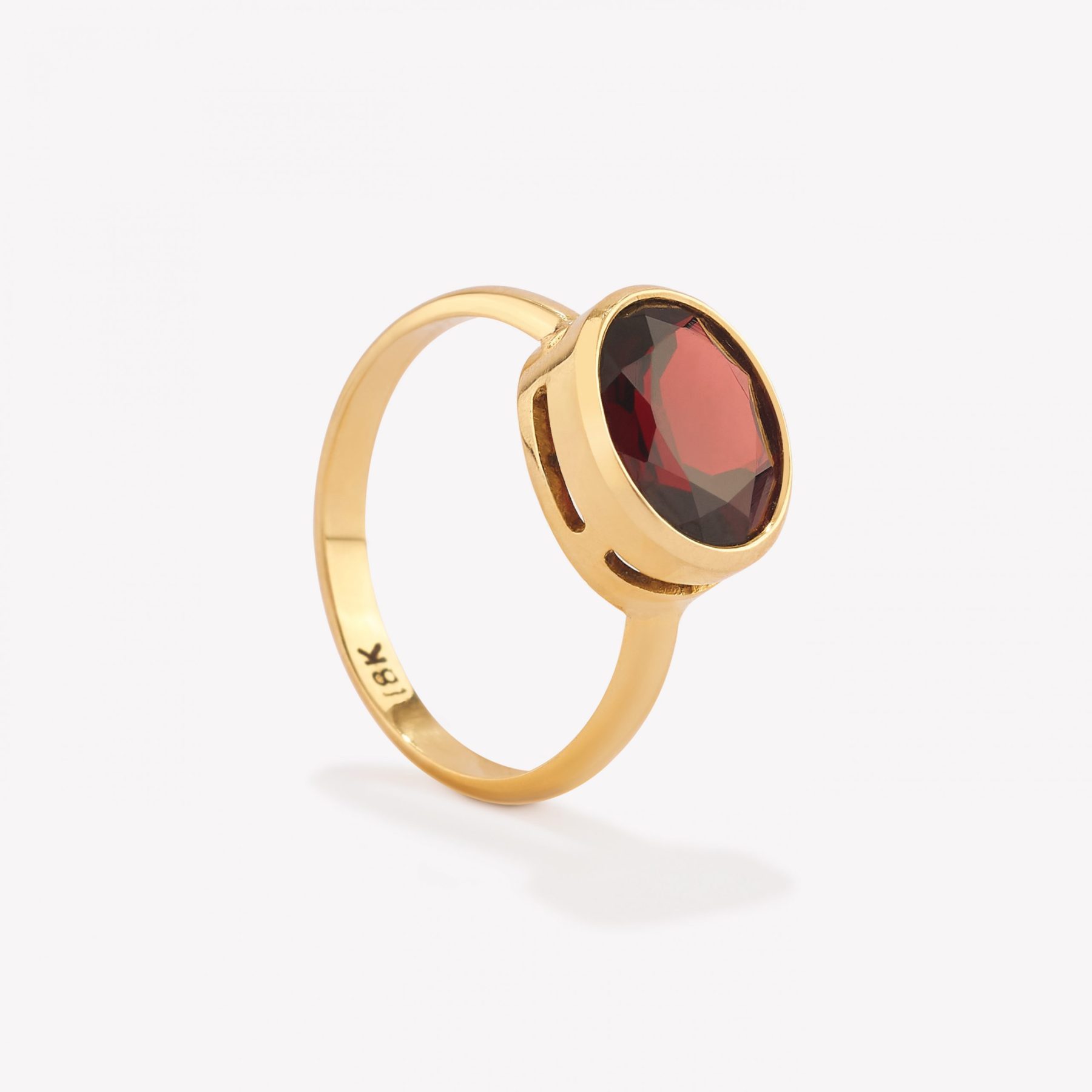 Anillo oro 18k amarillo, Granate con Galeria.
