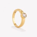 Anillo oro 18k amarillo, biselado moissanita 5.50.