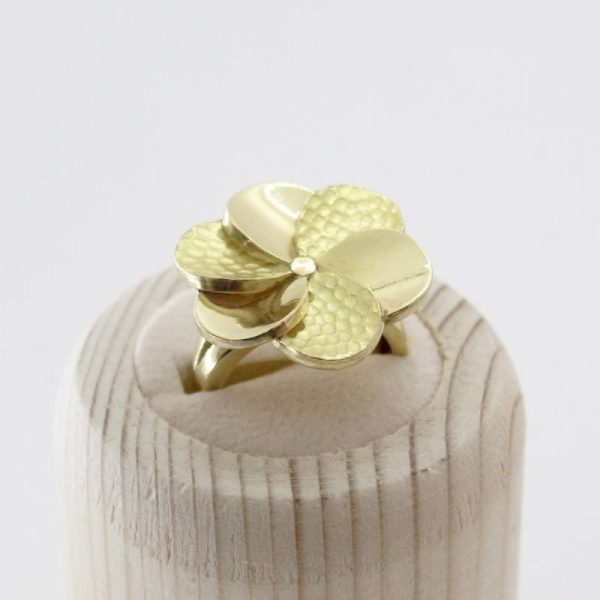 Anillo oro 18k amarillo, Pétalos.