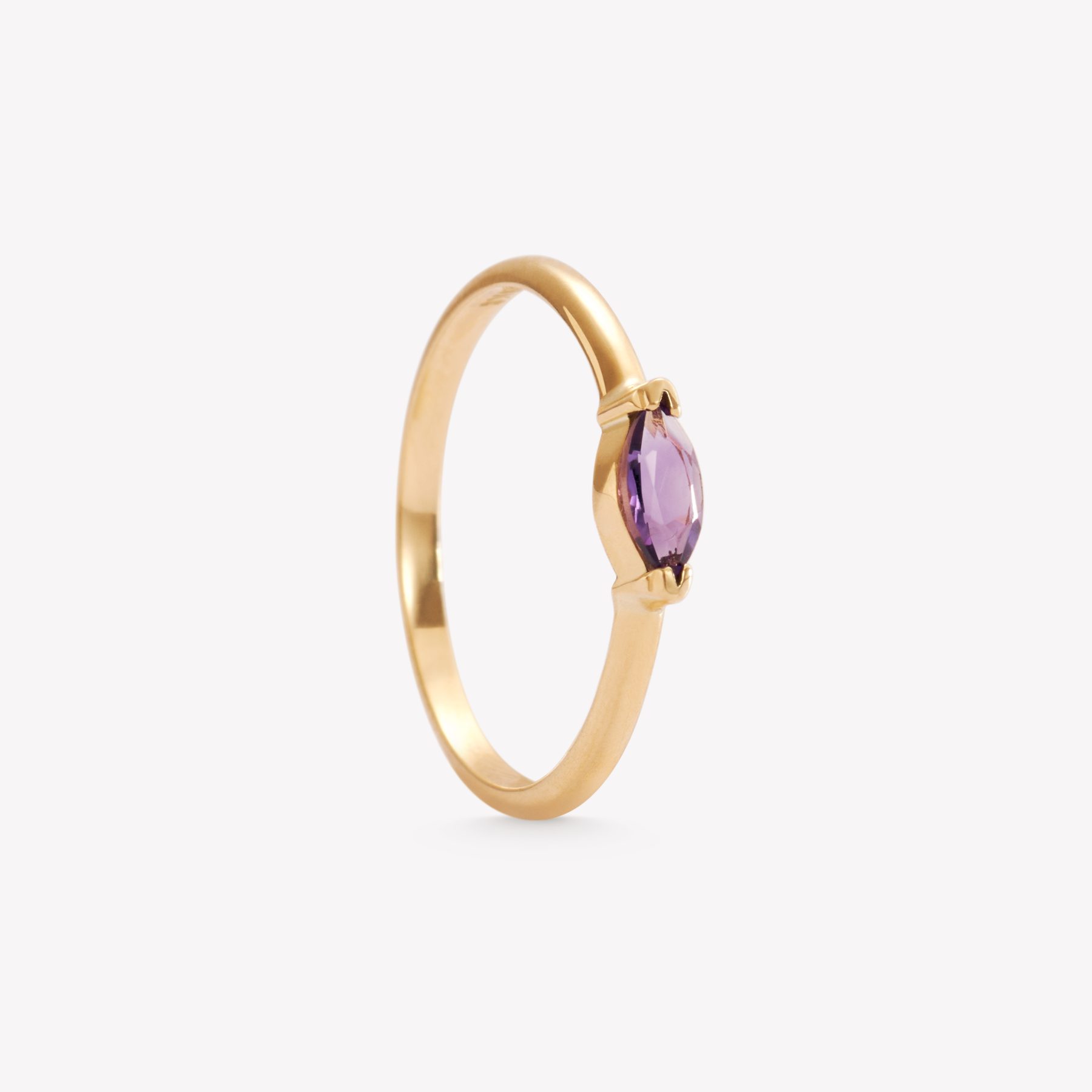 Anillo oro 18k amarillo, con amatista almendra