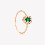 Anillo 18k amarillo, roseta con Esmeralda oval