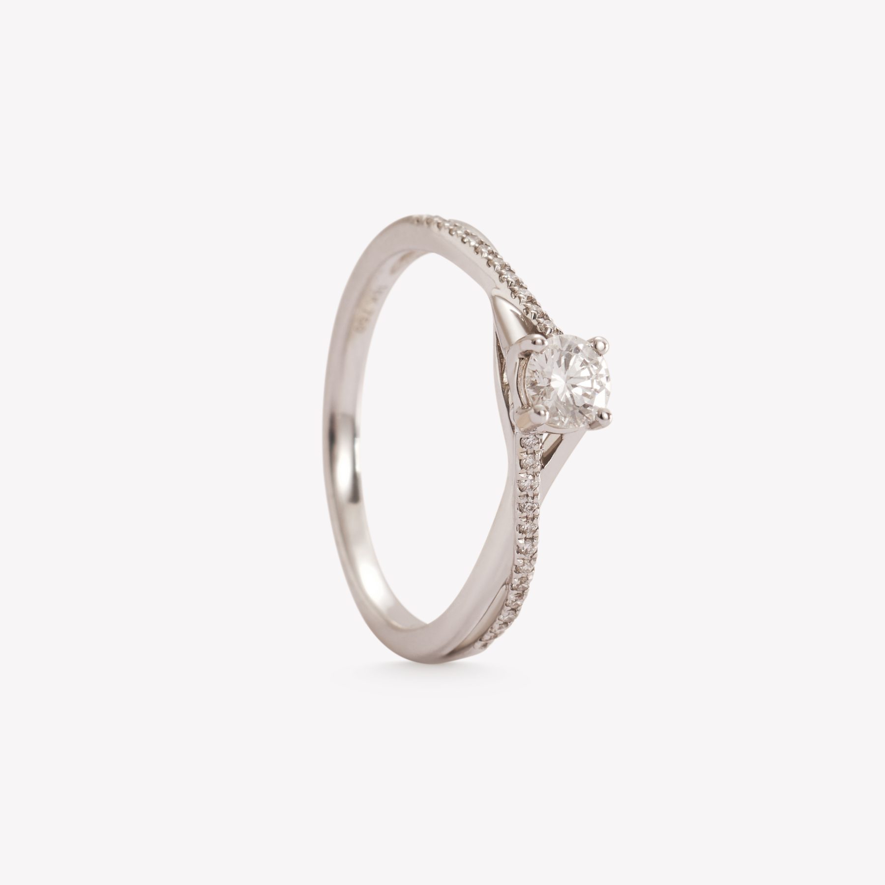 Anillo oro 18k blanco, compromiso con brillantes y Certificado GIA.