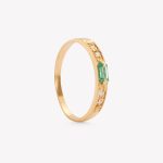 Anillo oro 18k amarillo, con Esmeralda.