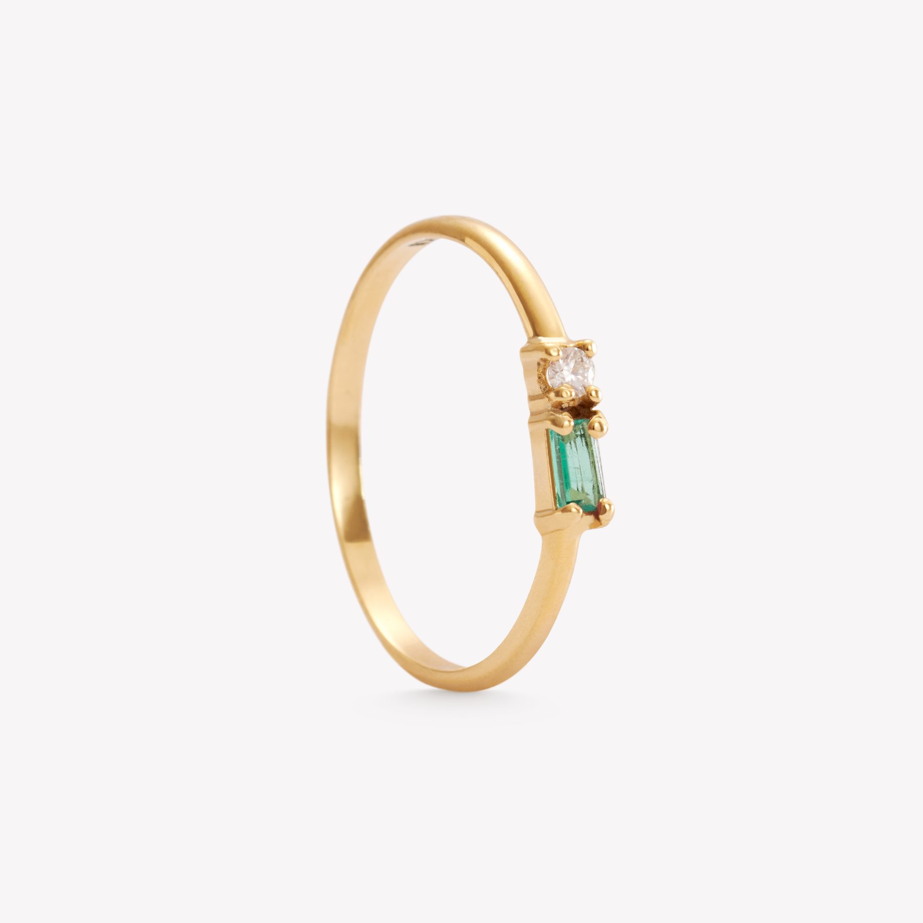 Anillo oro 18k amarillo, delicia con Esmeralda