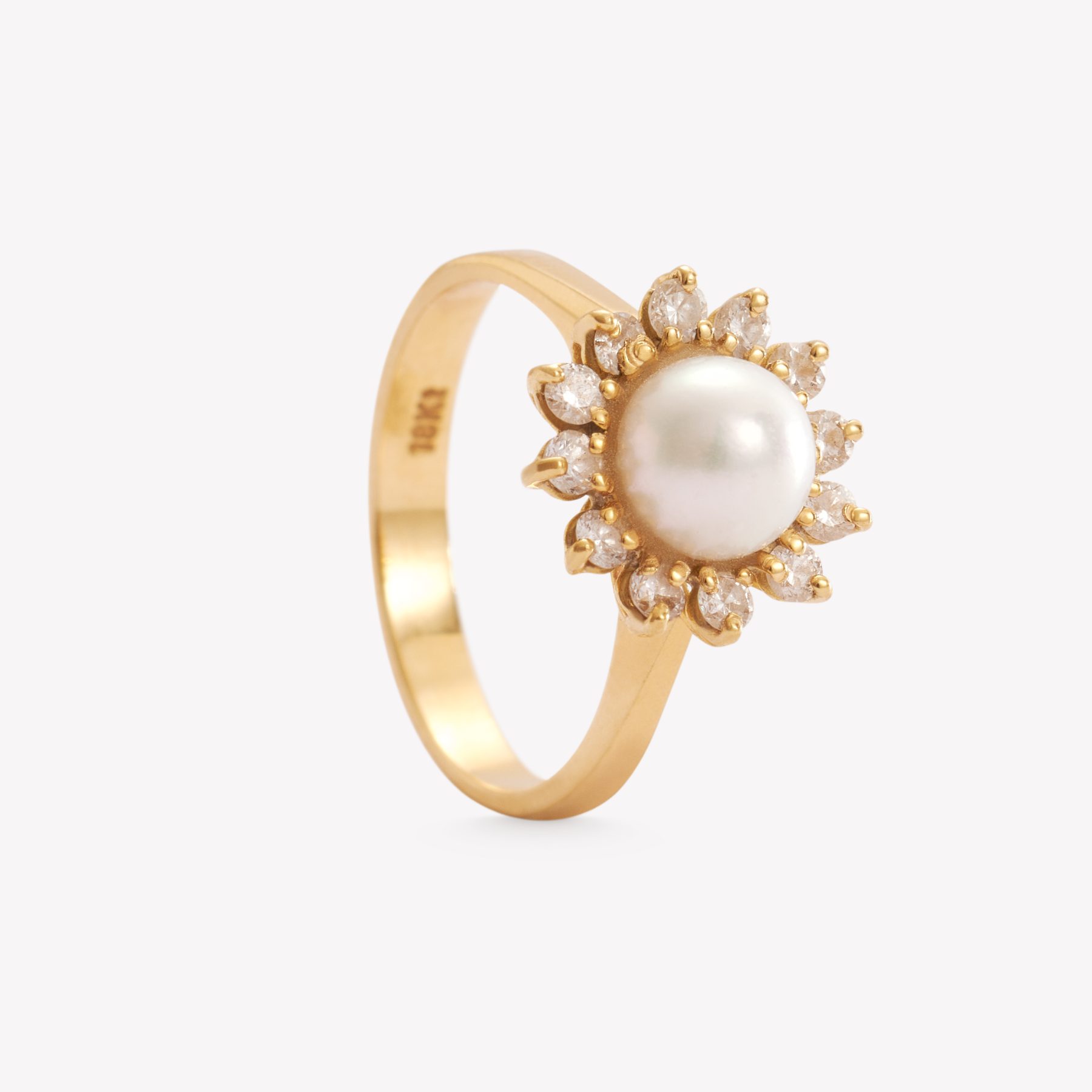 Anillo ROSETA CON PERLA CULTIVADA en oro amarillo 18k
