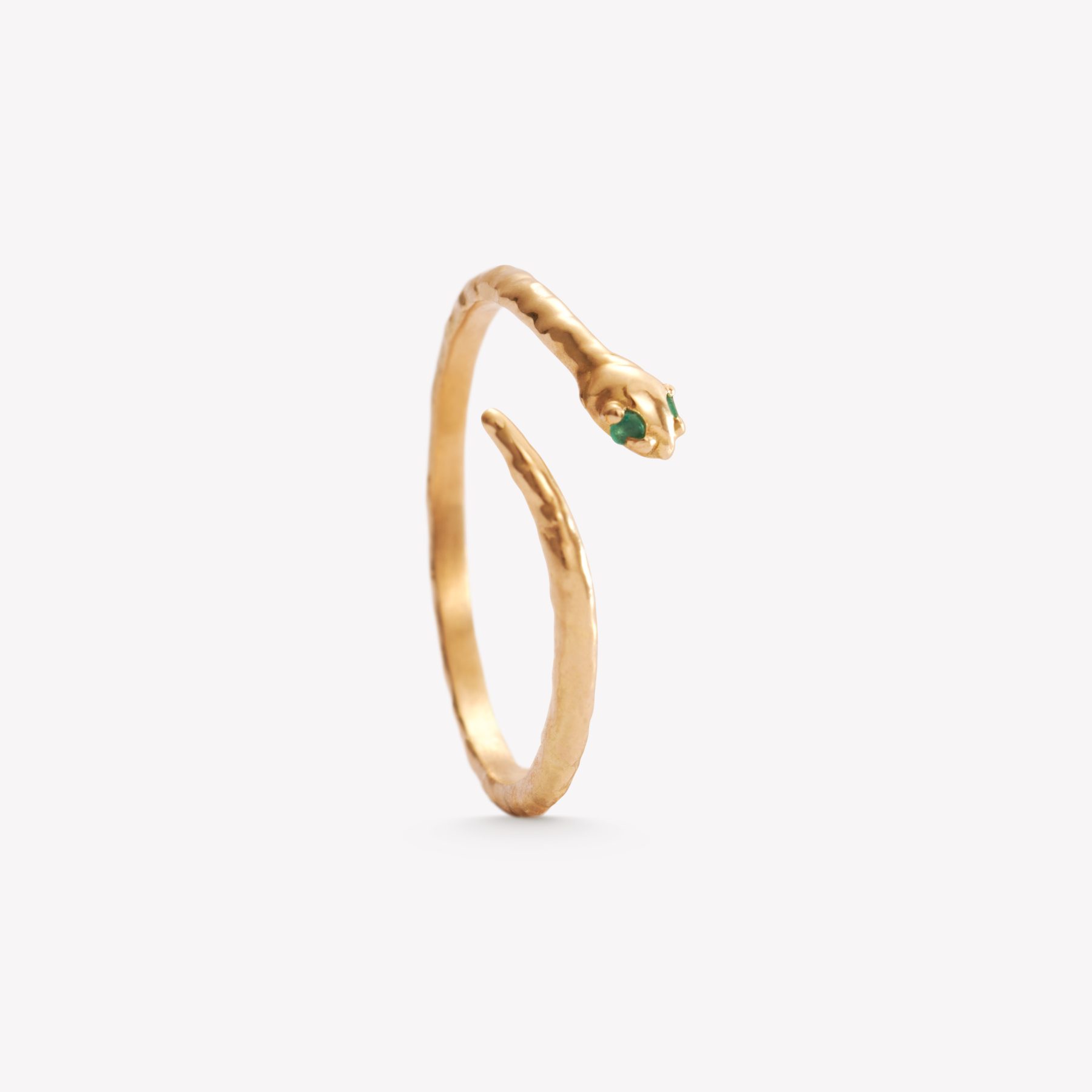 Anillo oro 18k amarillo, Serpiente con textura Con Esmeralda