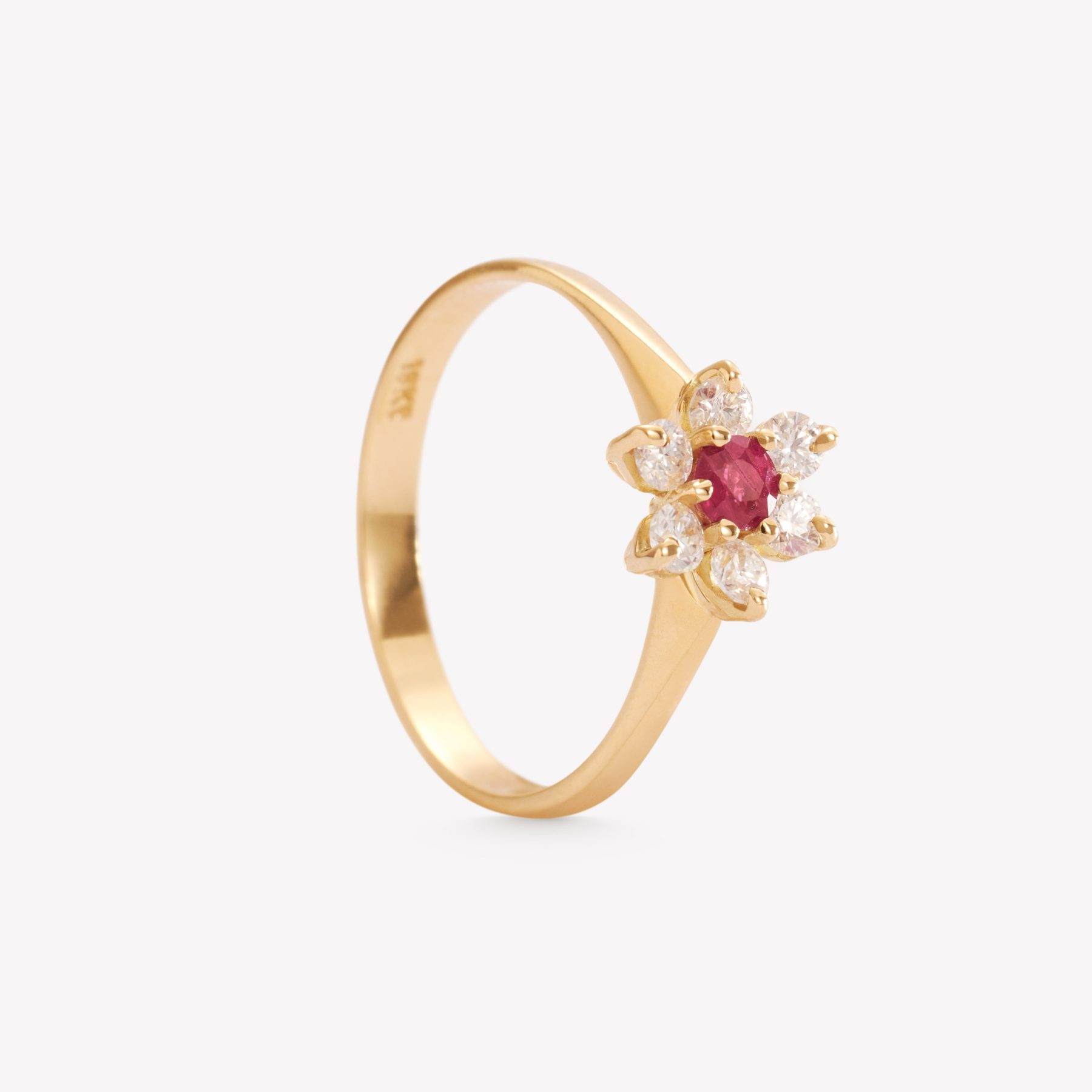 Anillo oro 18k amarillo, roseta con rubí