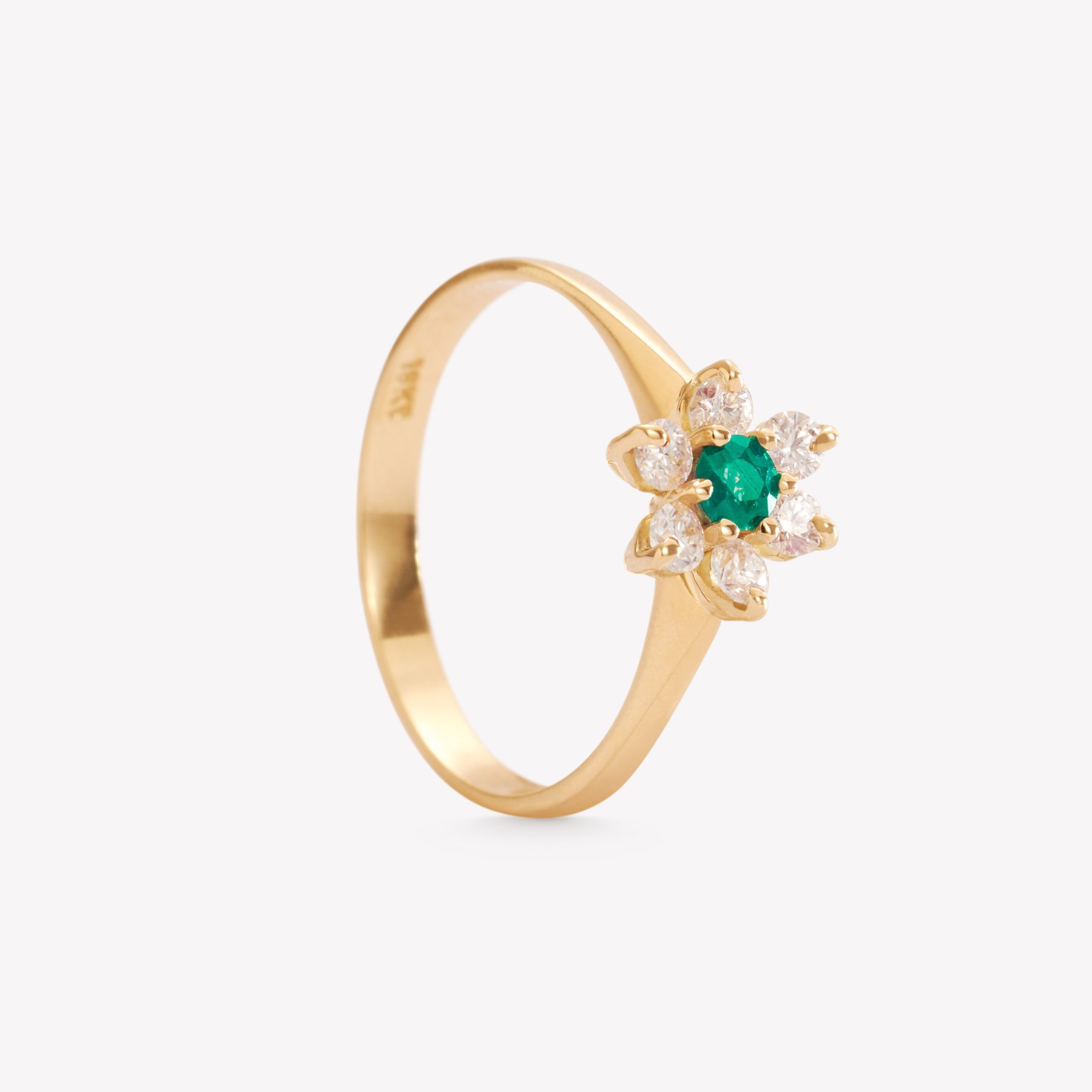 Anillo oro 18k amarillo, roseta con esmeraldas.
