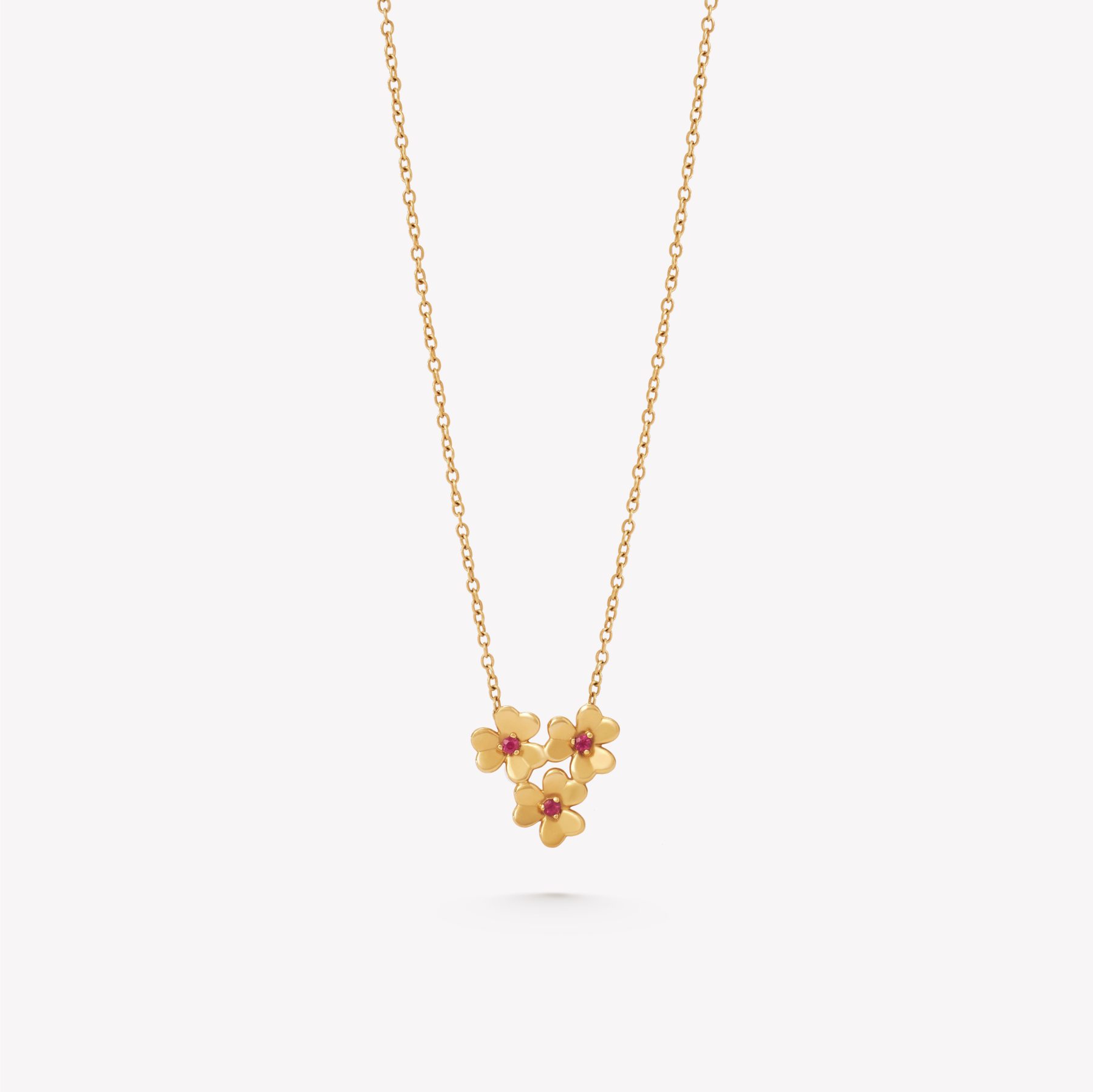 Cadena oro 18k amarillo, Rollo con trébol y Rubies.