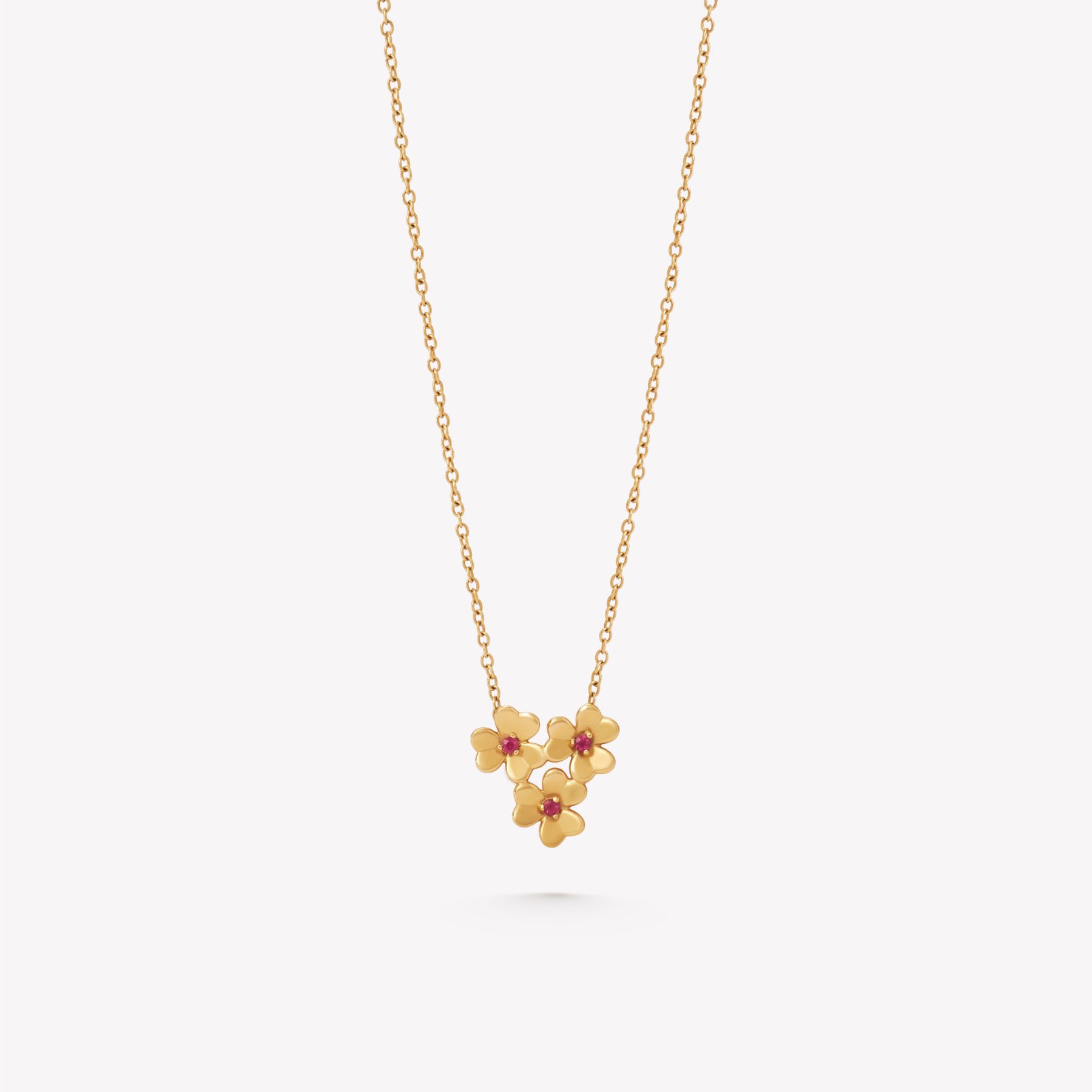 Cadena oro 18k amarillo, Rollo con trébol y Rubies.