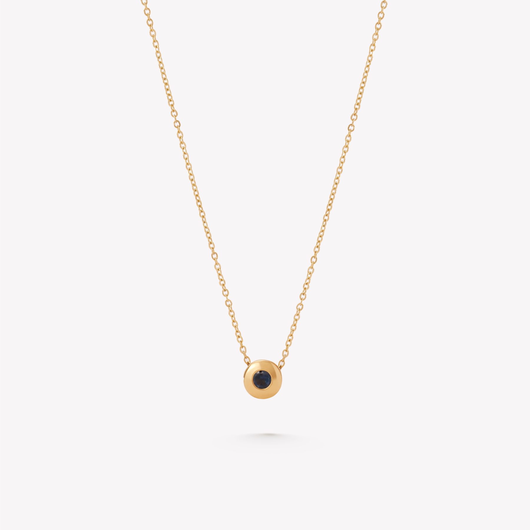 Cadena oro 18k amarillo, Martillada con centro Zafiro Azul.