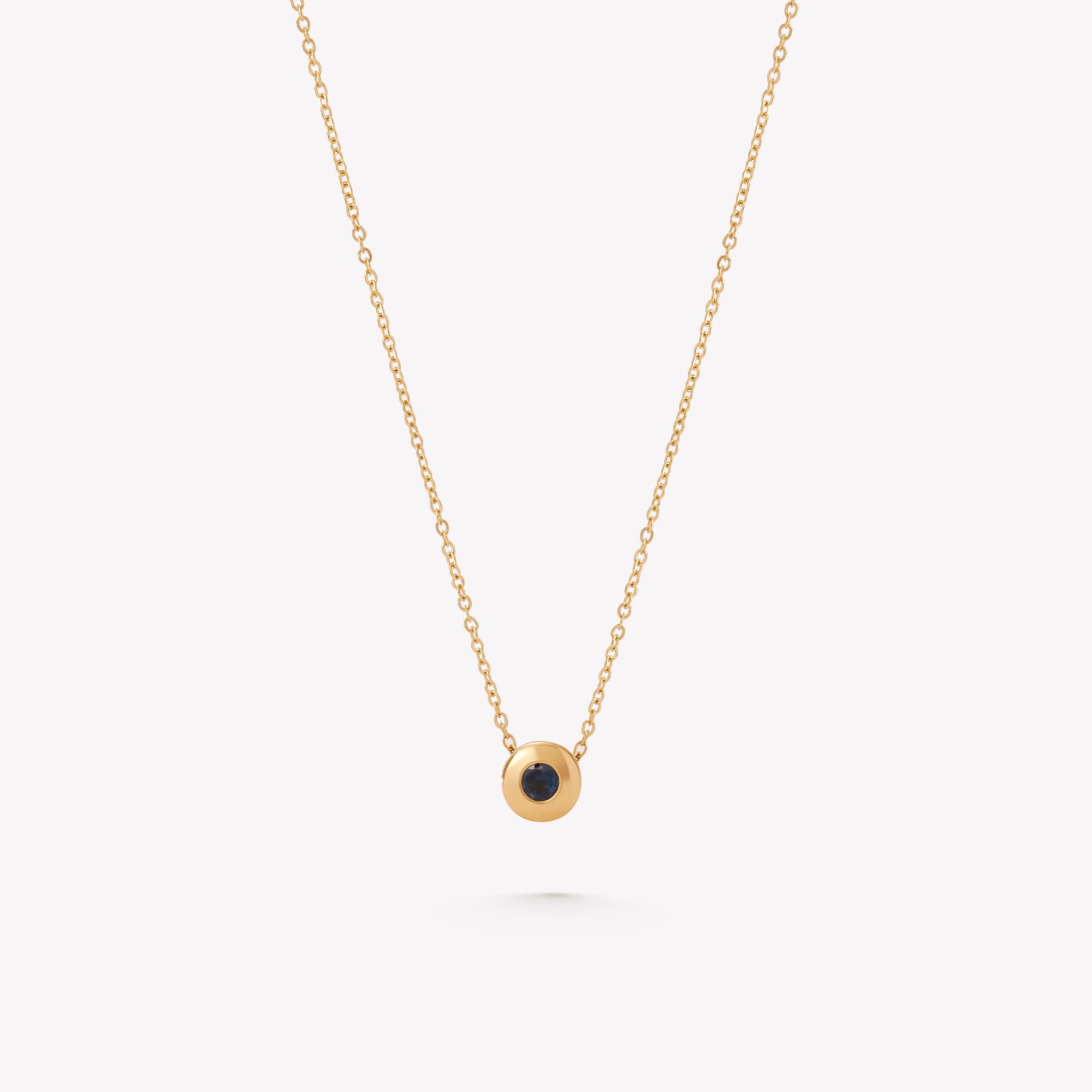 Cadena oro 18k amarillo, Martillada con centro Zafiro Azul.