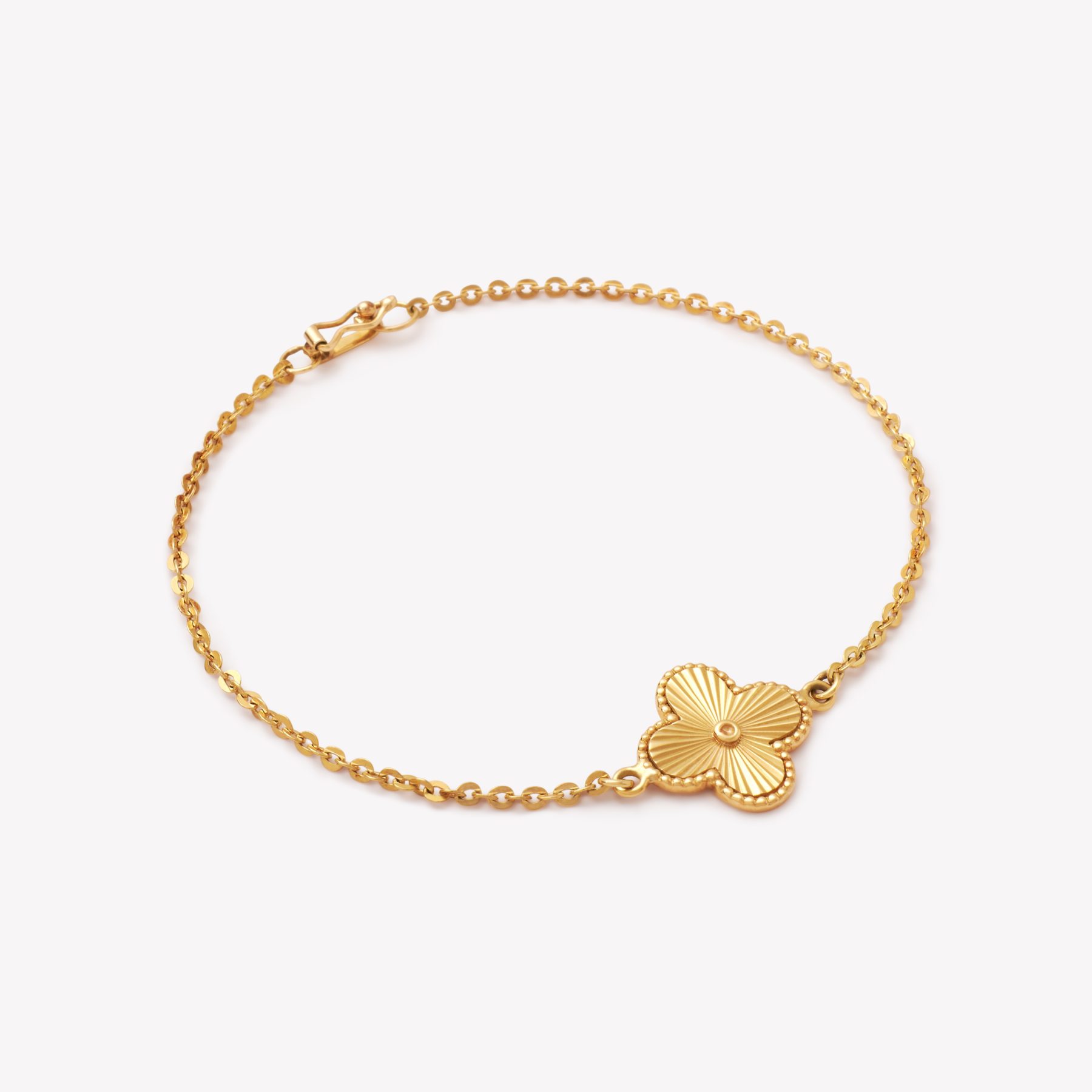 Pulsera oro 18k amarillo. Martilla Flor Imperial 1.5x1.5cm.