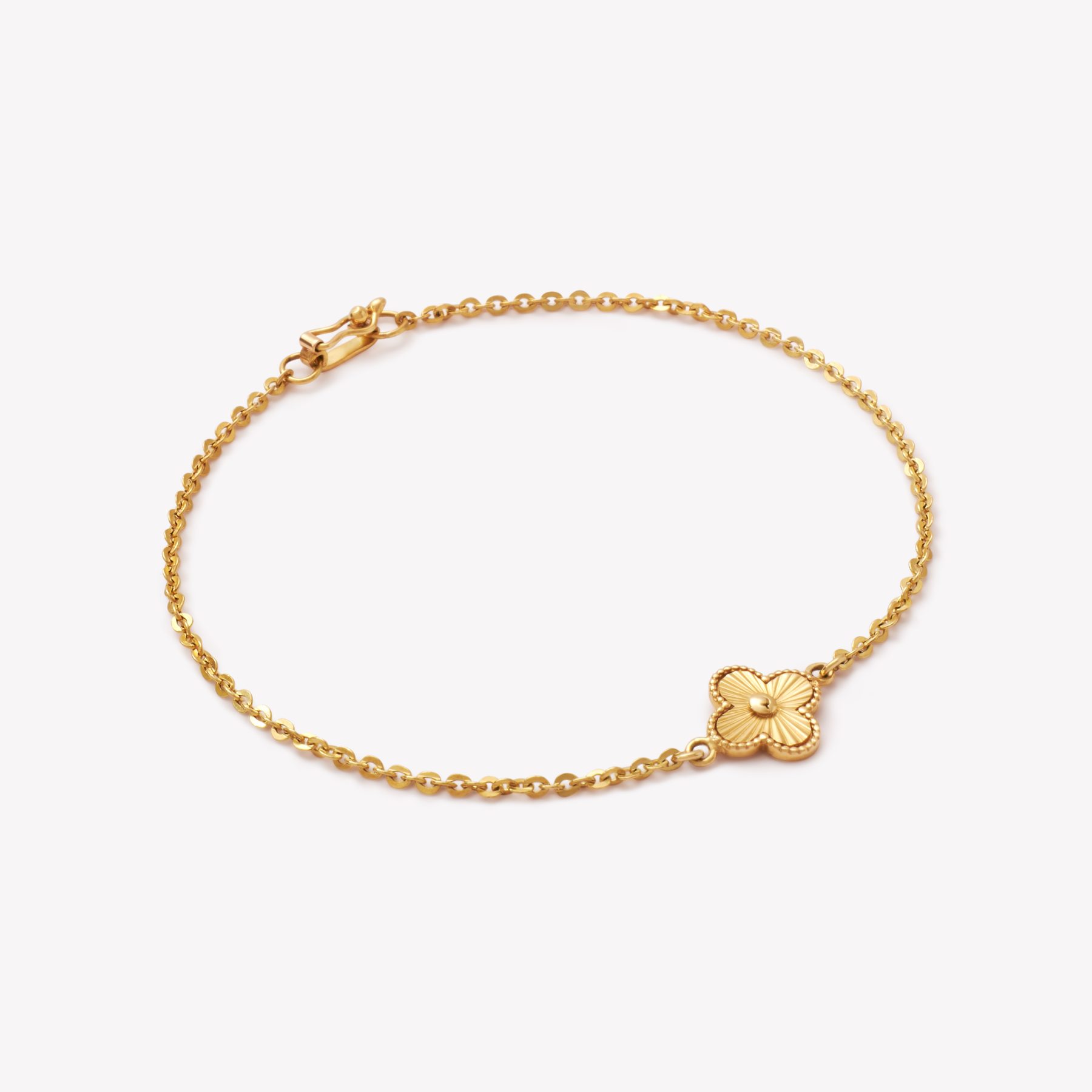Pulsera oro 18k amarillo, Martillada con Flor imperial.