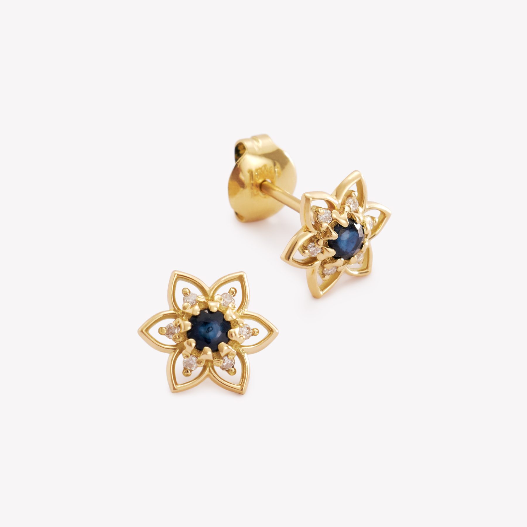 Aretes FLOR ESTRELLA CON ZAFIRO AZUL Y MOISSANITAS en oro amarillo 18k