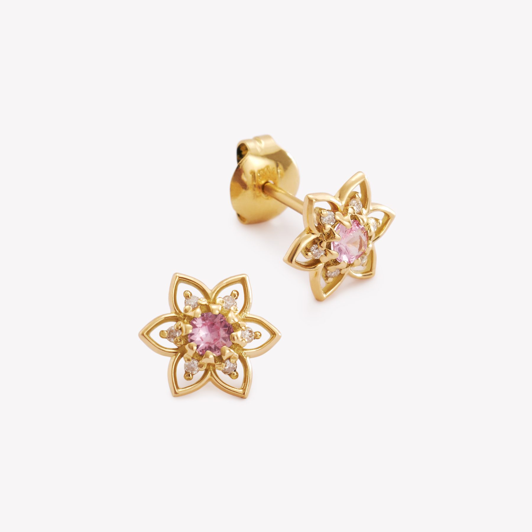 Aretes FLOR ESTRELLA CON ZAFIRO ROSA Y MOISSANITAS en oro amarillo 18k