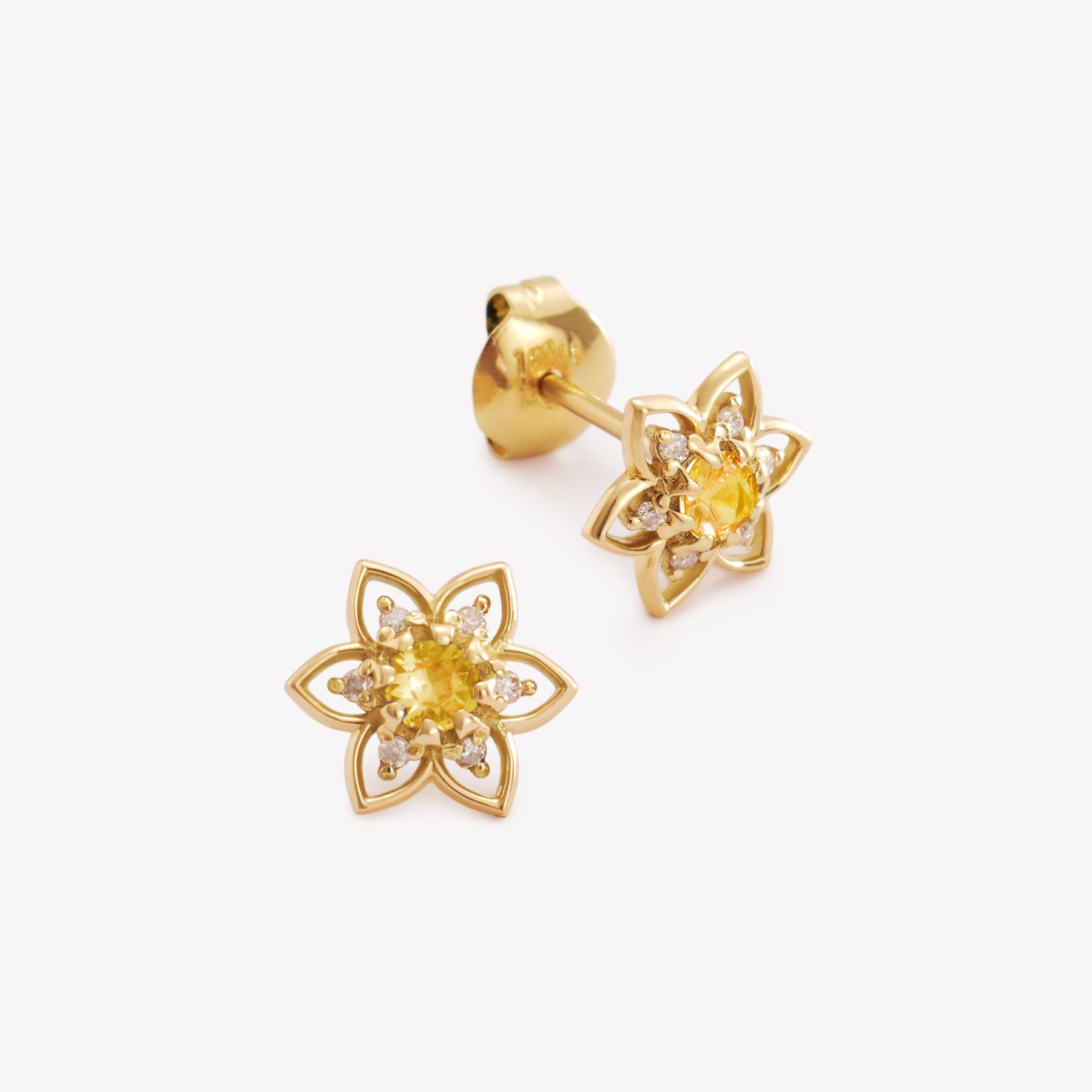 Aretes FLOR ESTRELLA CON ZAFIRO AMARILLO Y MOISSANITAS en oro amarillo 18k