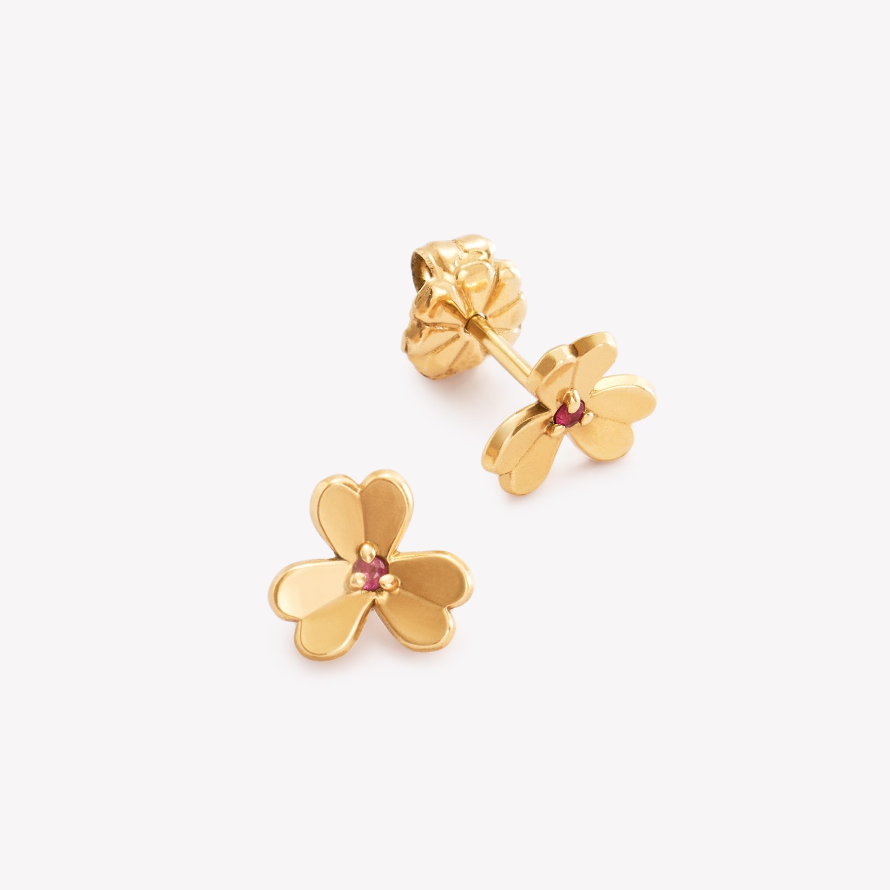 Aretes TRÉBOL CON RUBIES en oro amarillo 18k