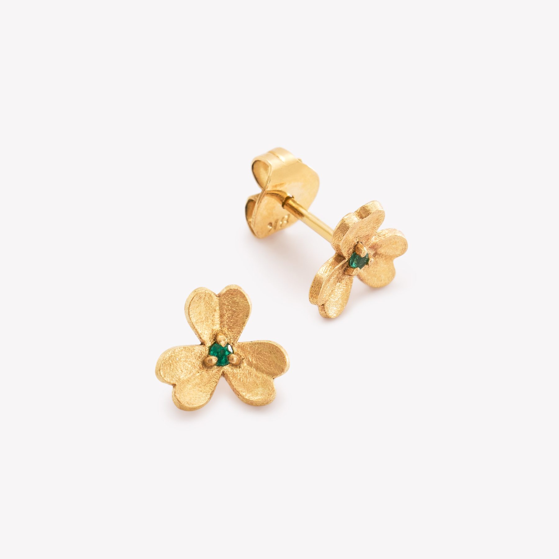 Aretes TRÉBOL CON ESMERALDA en oro amarillo 18k