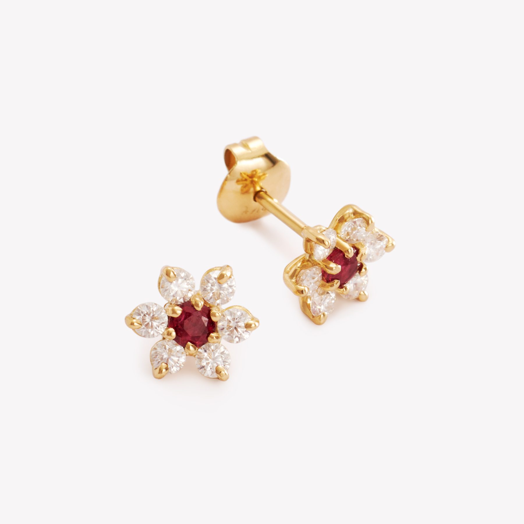 Aretes ROSETAS CON RUBIES Y MOISSANITAS en oro amarillo 18k